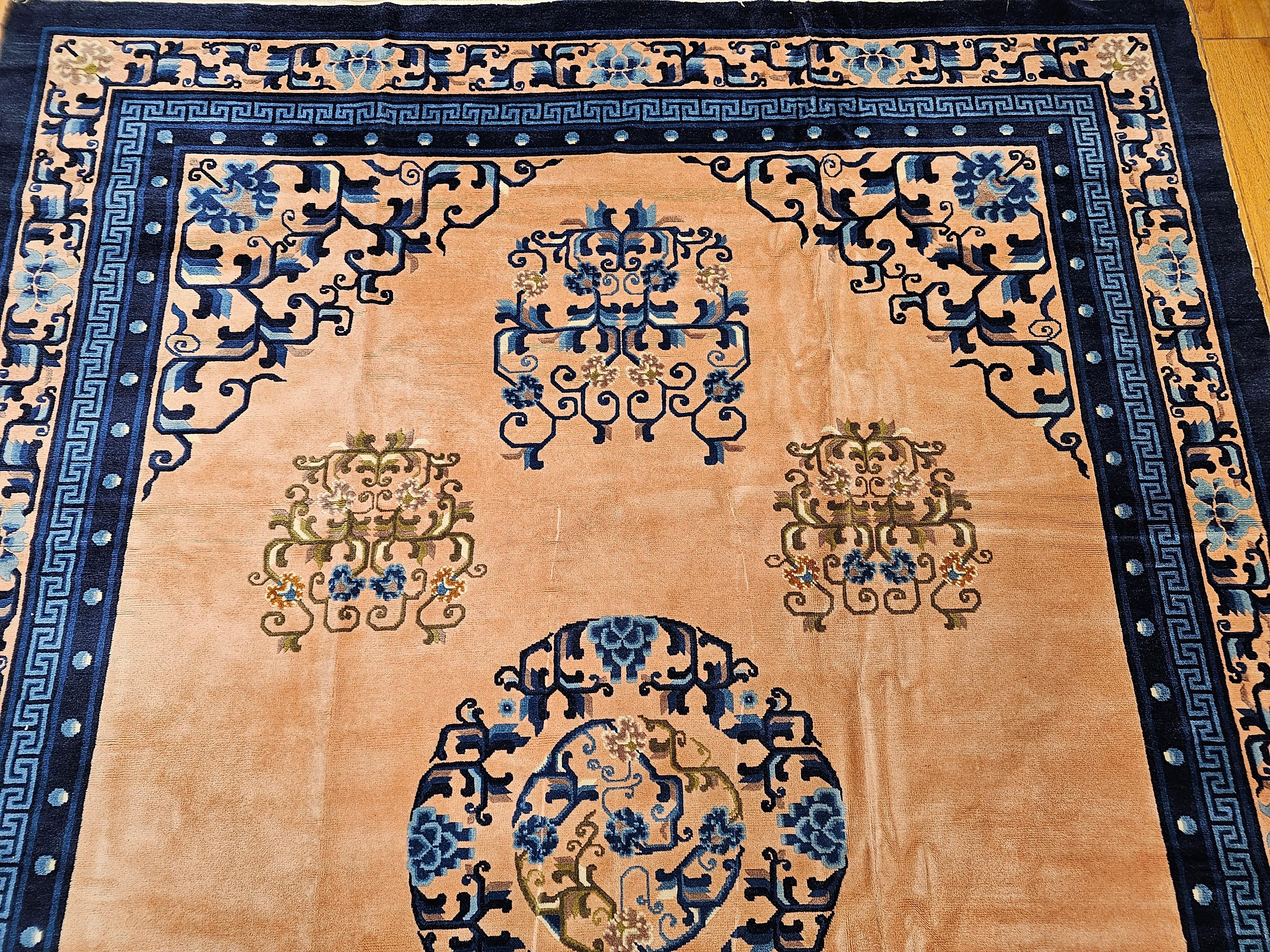 Chinesischer Art-Deco-Teppich in Blassrosa, Französisch Blau, Elfenbein, Grün (20. Jahrhundert) im Angebot