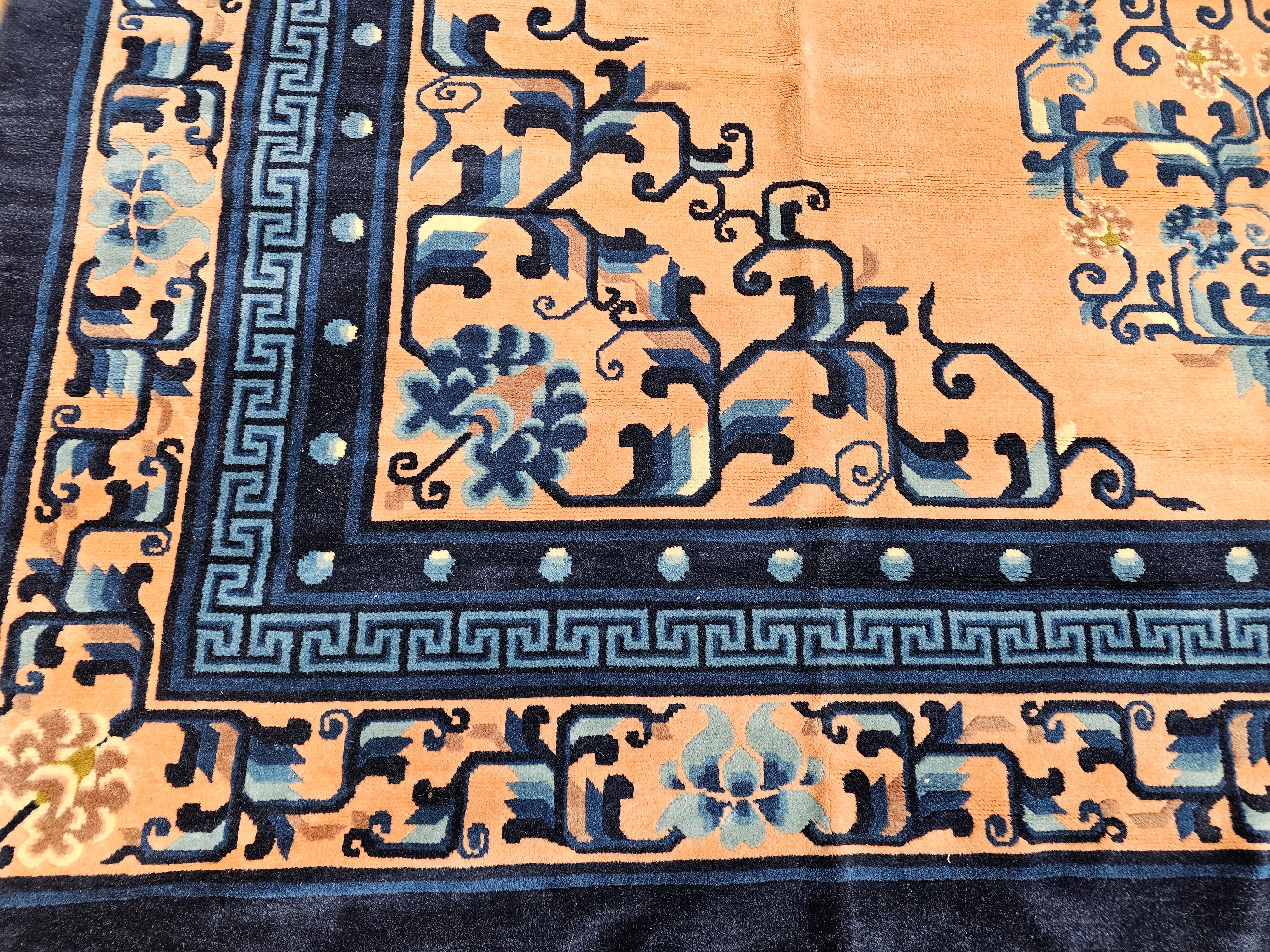 Chinesischer Art-Deco-Teppich in Blassrosa, Französisch Blau, Elfenbein, Grün (Wolle) im Angebot