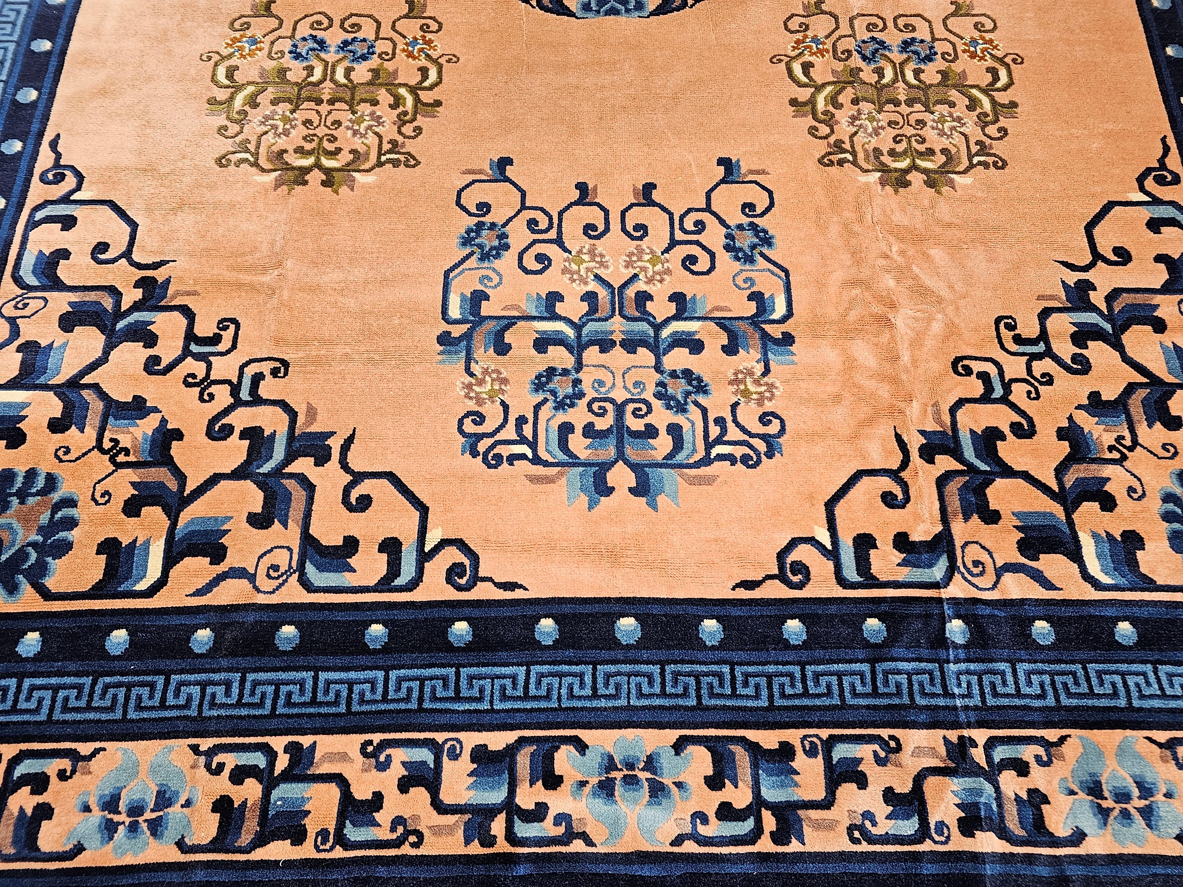 Chinesischer Art-Deco-Teppich in Blassrosa, Französisch Blau, Elfenbein, Grün im Angebot 1