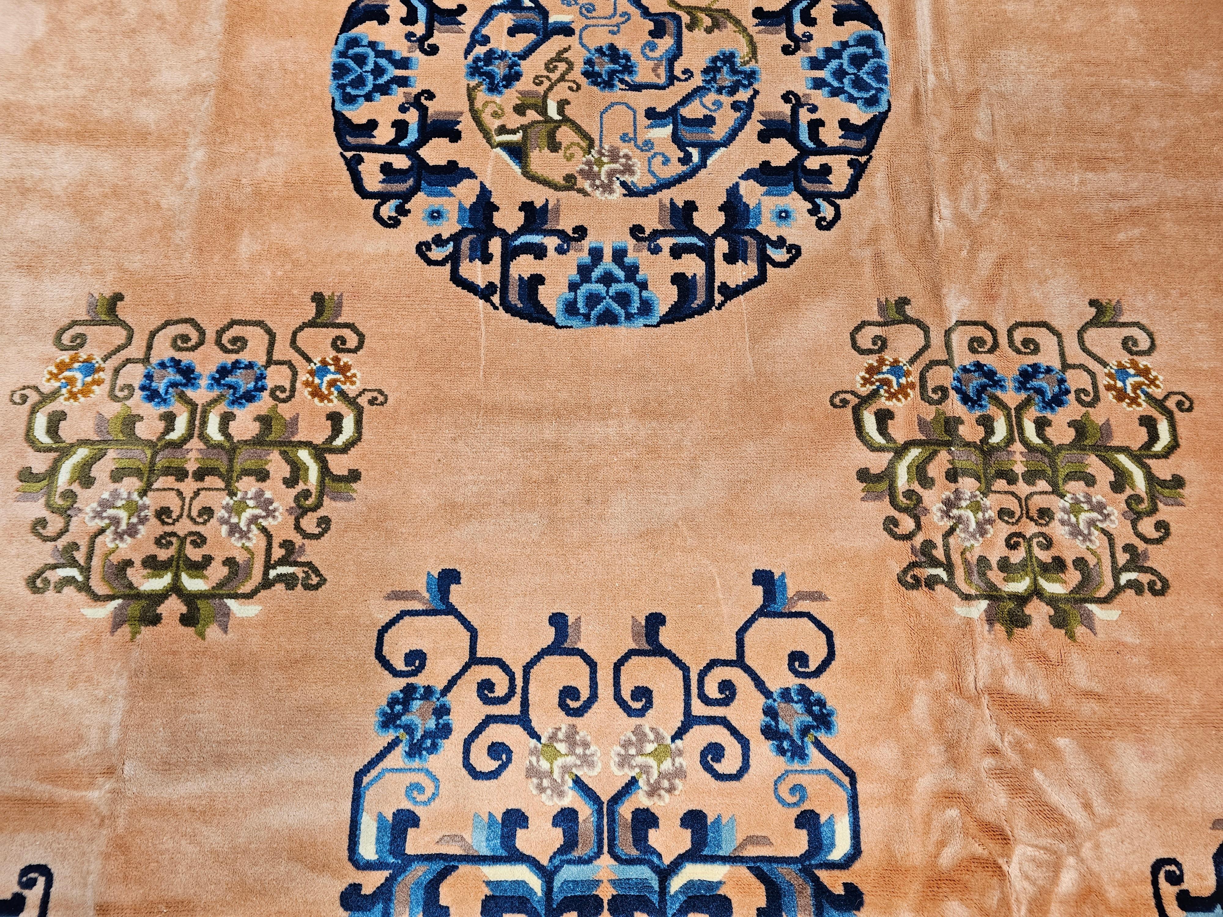 Chinesischer Art-Deco-Teppich in Blassrosa, Französisch Blau, Elfenbein, Grün im Angebot 3