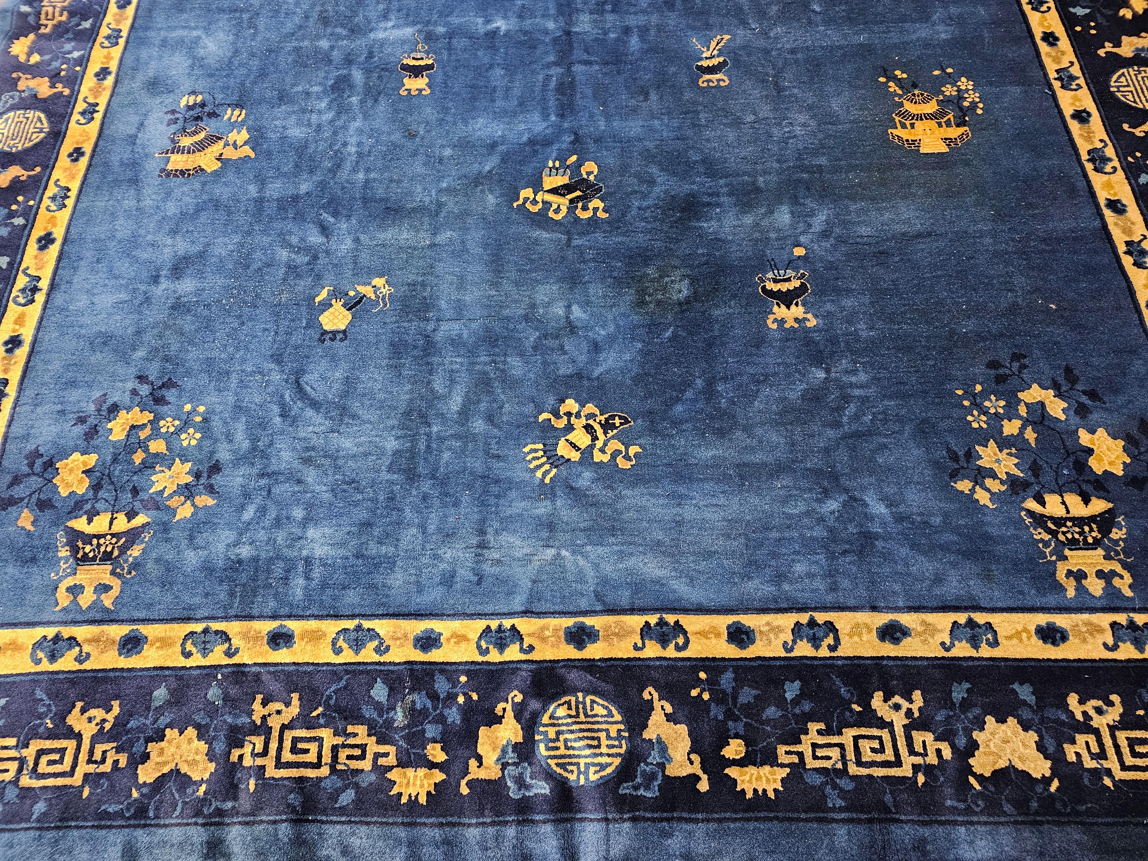 Chinois Tapis chinois Art déco vintage avec symboles de bon augure en bleu royal, marine et camel en vente