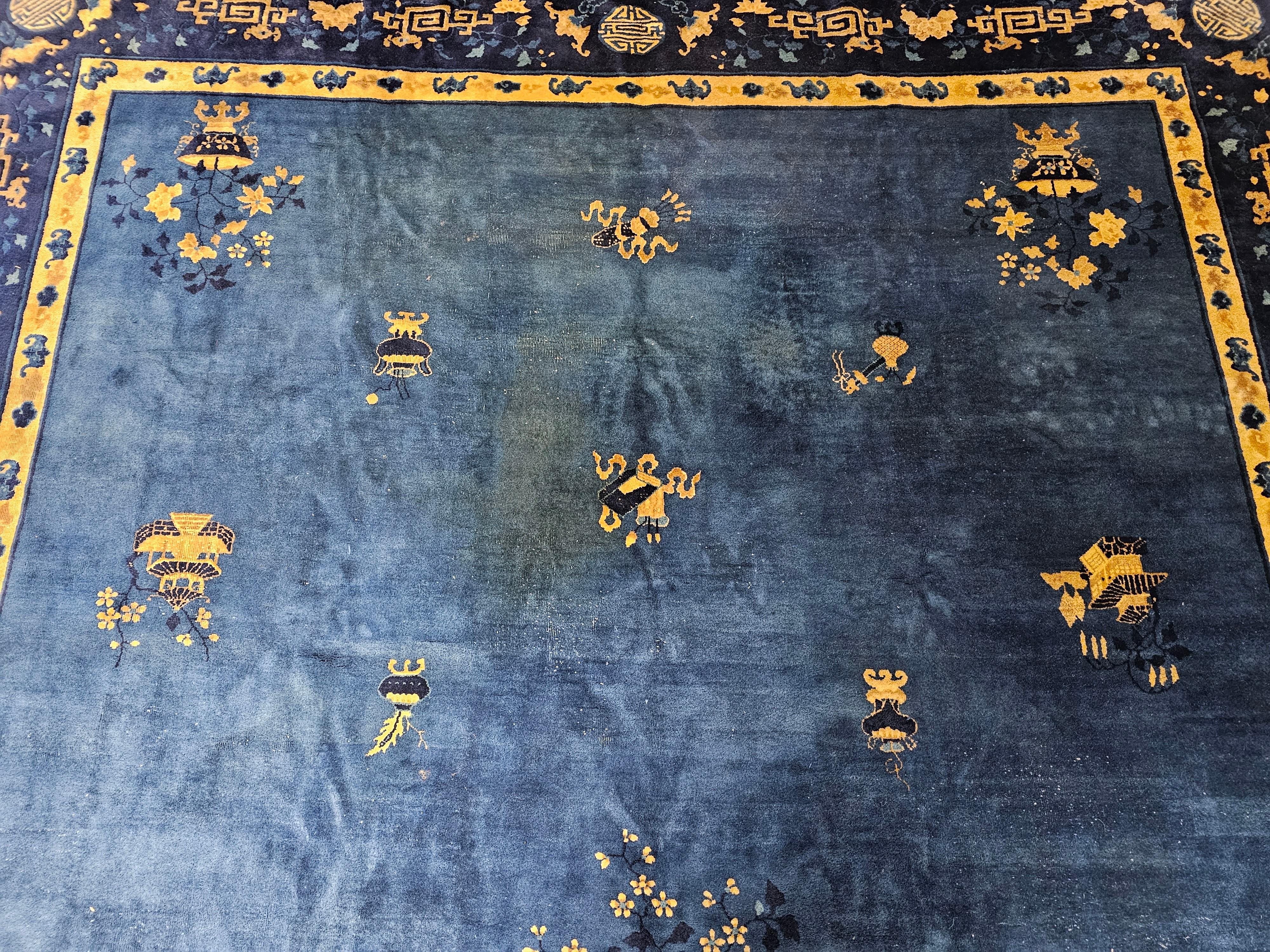 Tapis chinois Art déco vintage avec symboles de bon augure en bleu royal, marine et camel Bon état - En vente à Barrington, IL