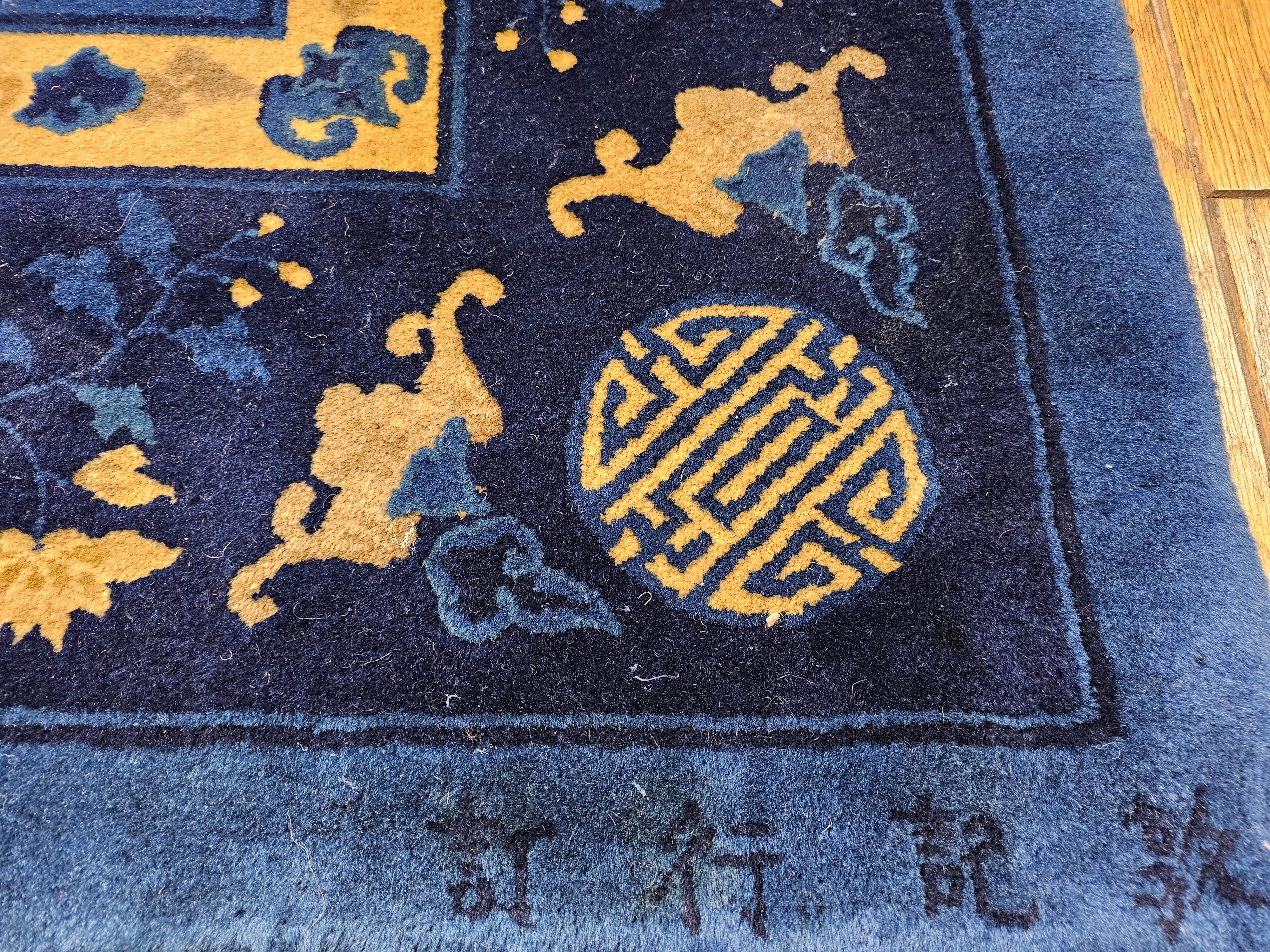 20ième siècle Tapis chinois Art déco vintage avec symboles de bon augure en bleu royal, marine et camel en vente