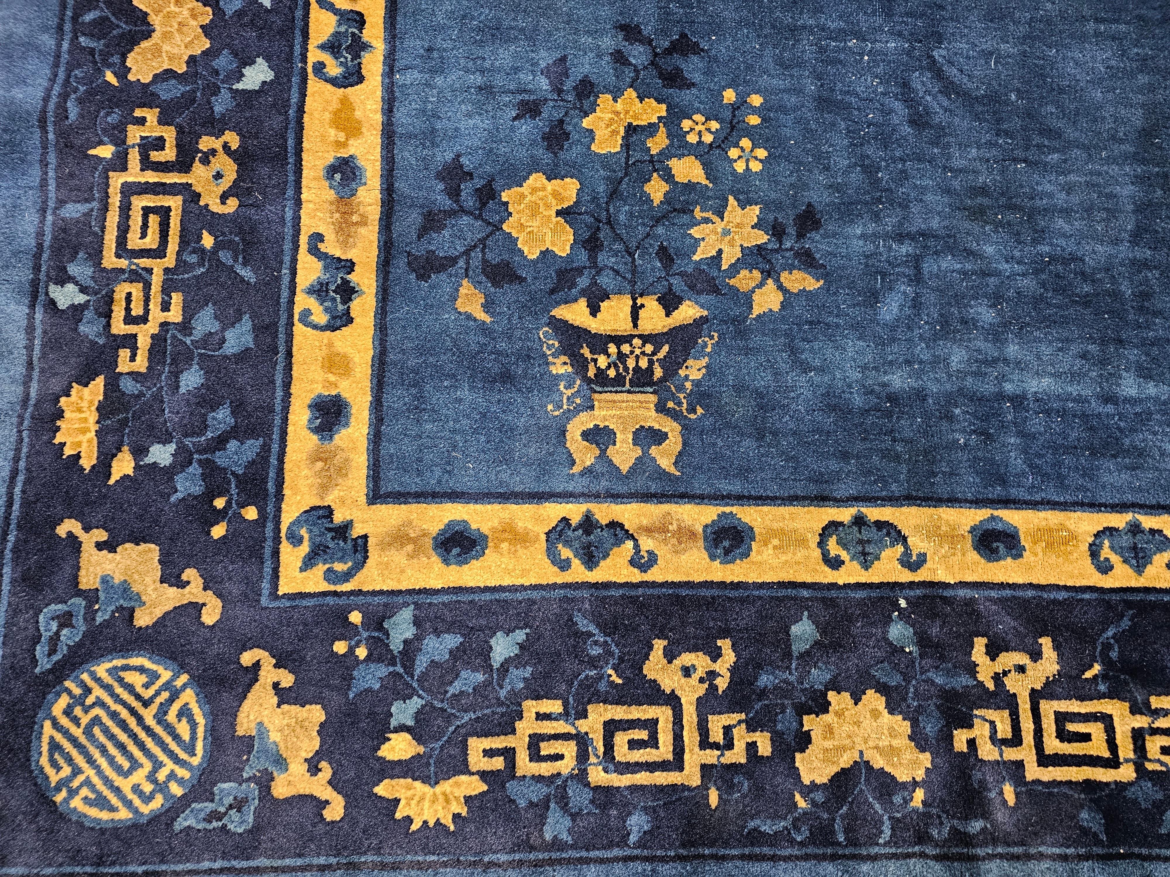 Laine Tapis chinois Art déco vintage avec symboles de bon augure en bleu royal, marine et camel en vente