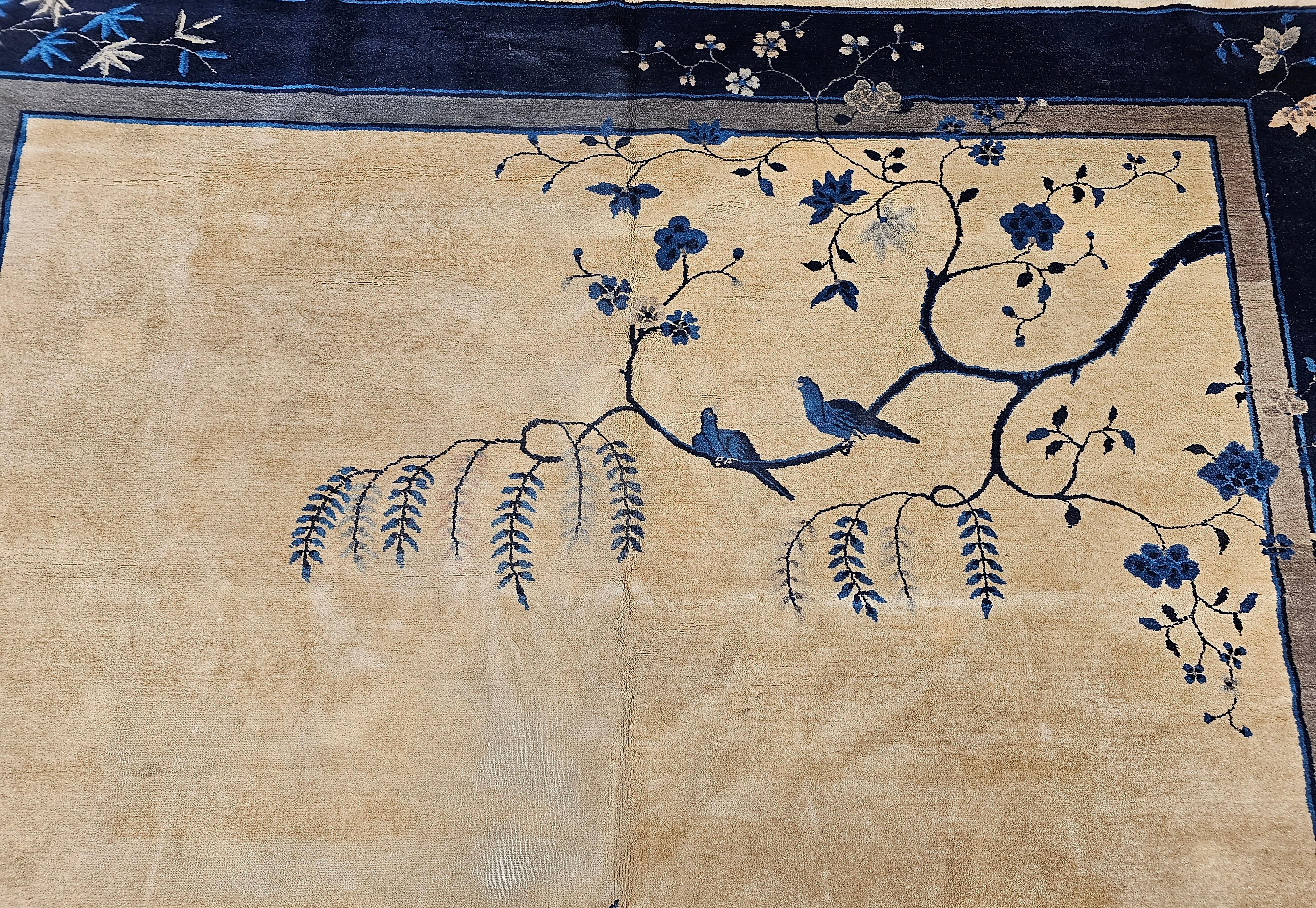 20ième siècle Tapis chinois Art Déco vintage avec grues, pagode, montagnes en blé, bleu, bleu marine en vente