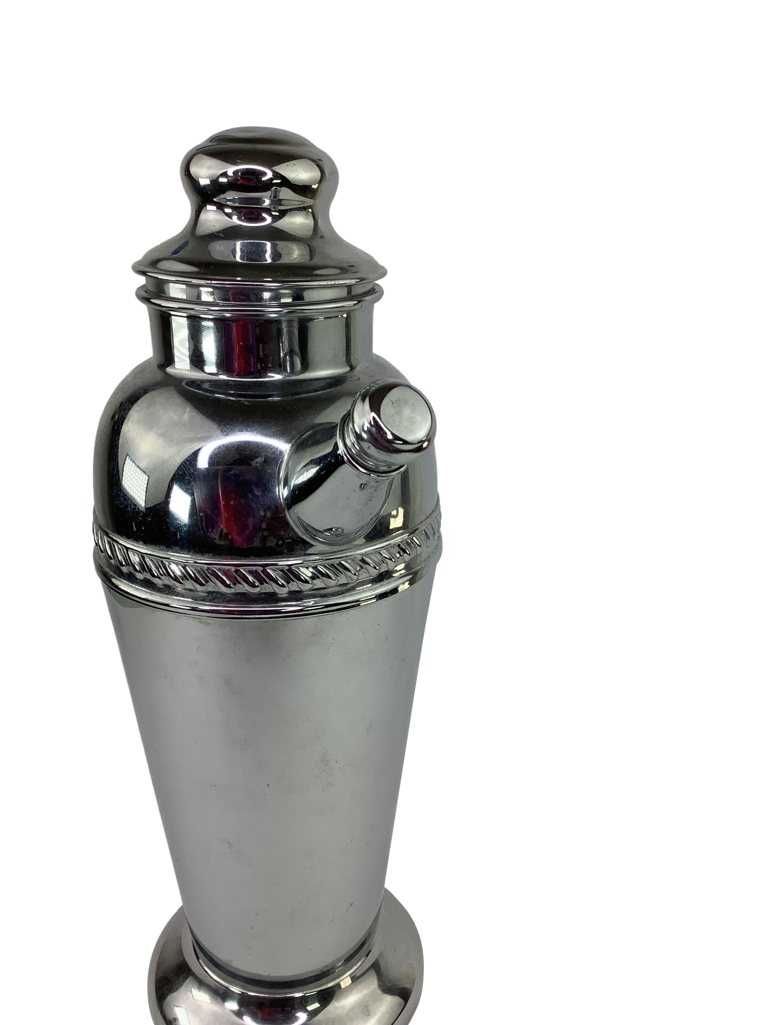 Vintage Art Deco Chrome Plated Cocktail Shaker In Good Condition For Sale In Chapel Hill, NC