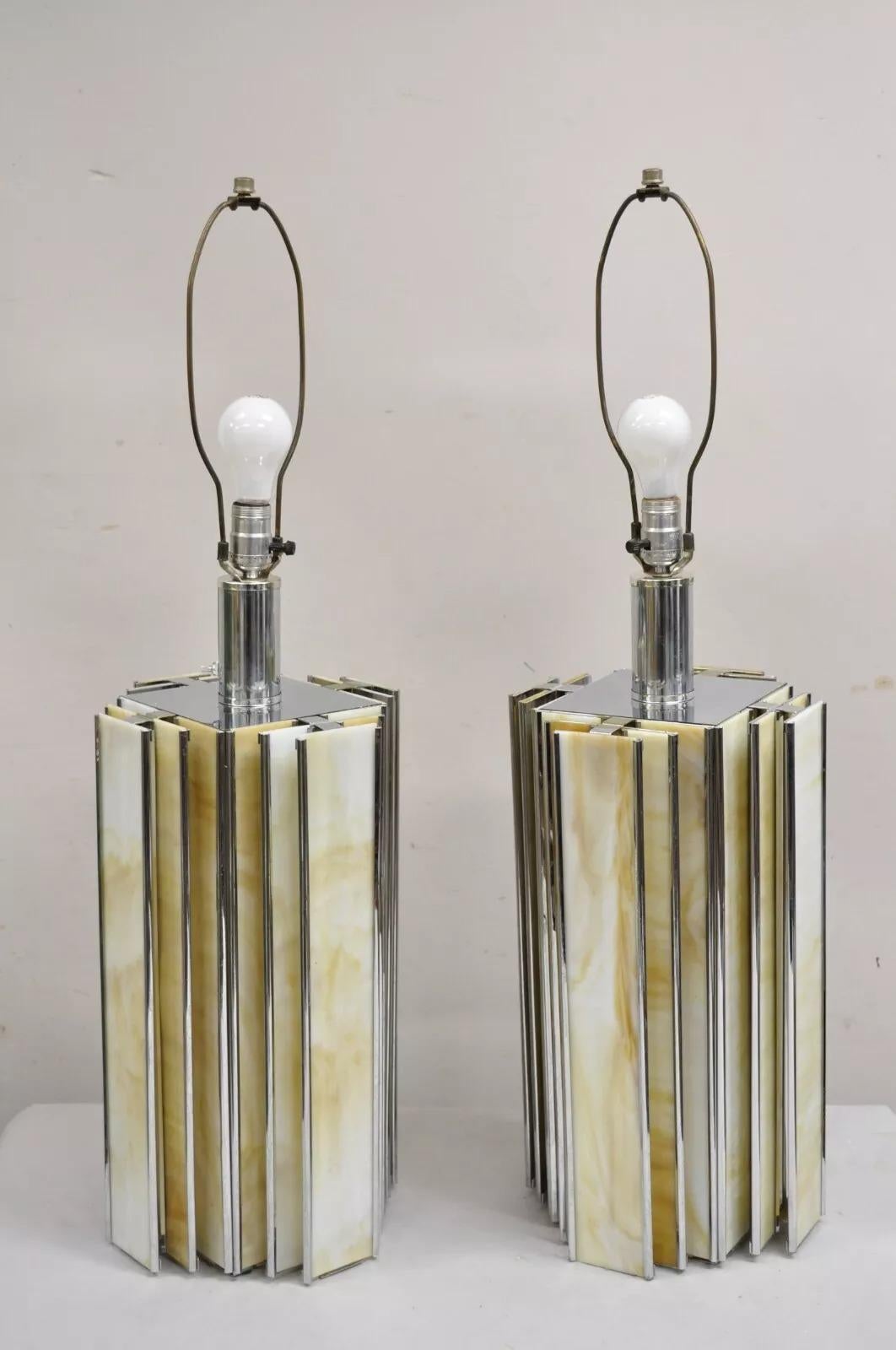 Paire de lampes de table Skyscraper en chrome et verre teinté Art of Vintage en vente 6