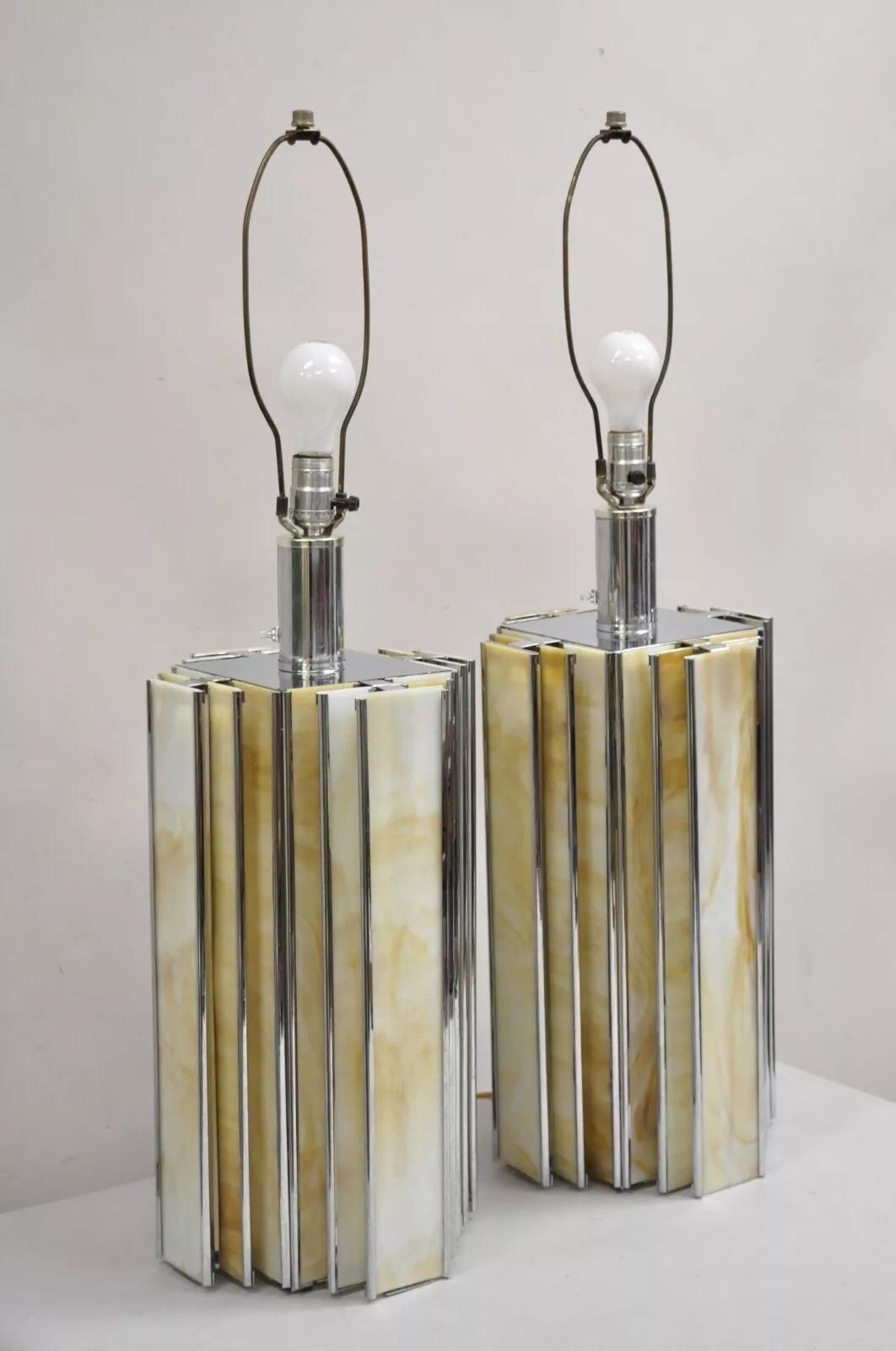 Paire de lampes de table Skyscraper en chrome et verre teinté Vintage Art of Vintage. Les lampes ont un design moderne et élégant avec des lignes géométriques inspirées de l'Art déco, et sont construites avec des cadres chromés et des inserts en