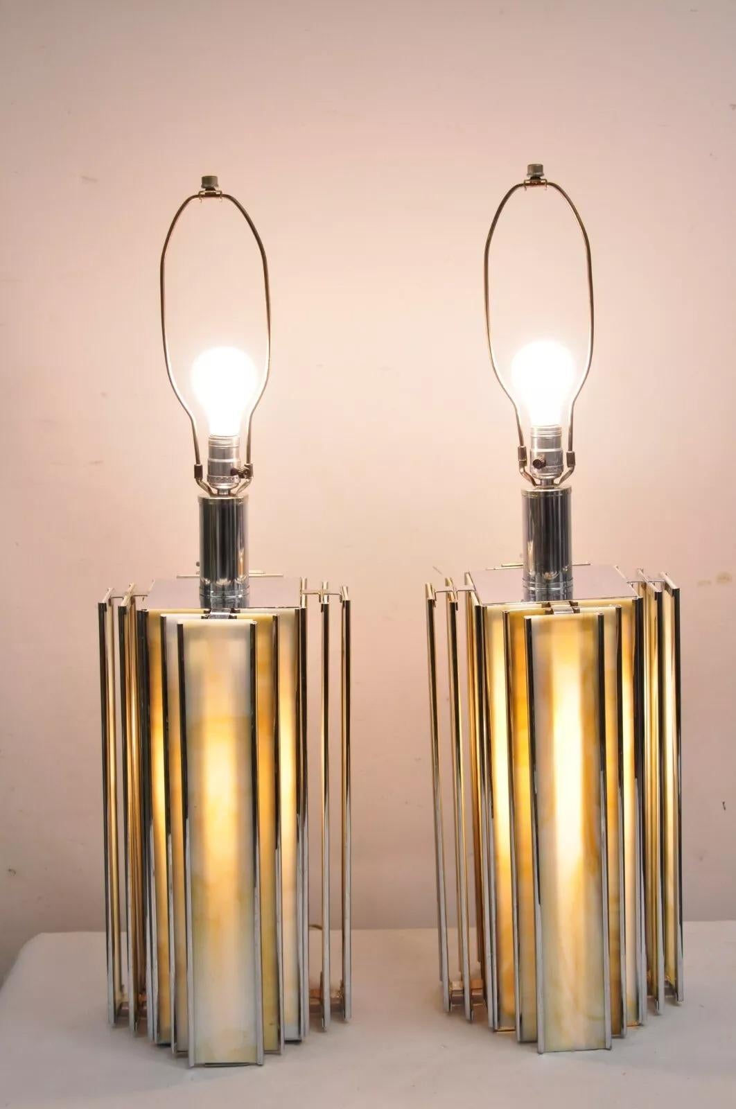 Art déco Paire de lampes de table Skyscraper en chrome et verre teinté Art of Vintage en vente