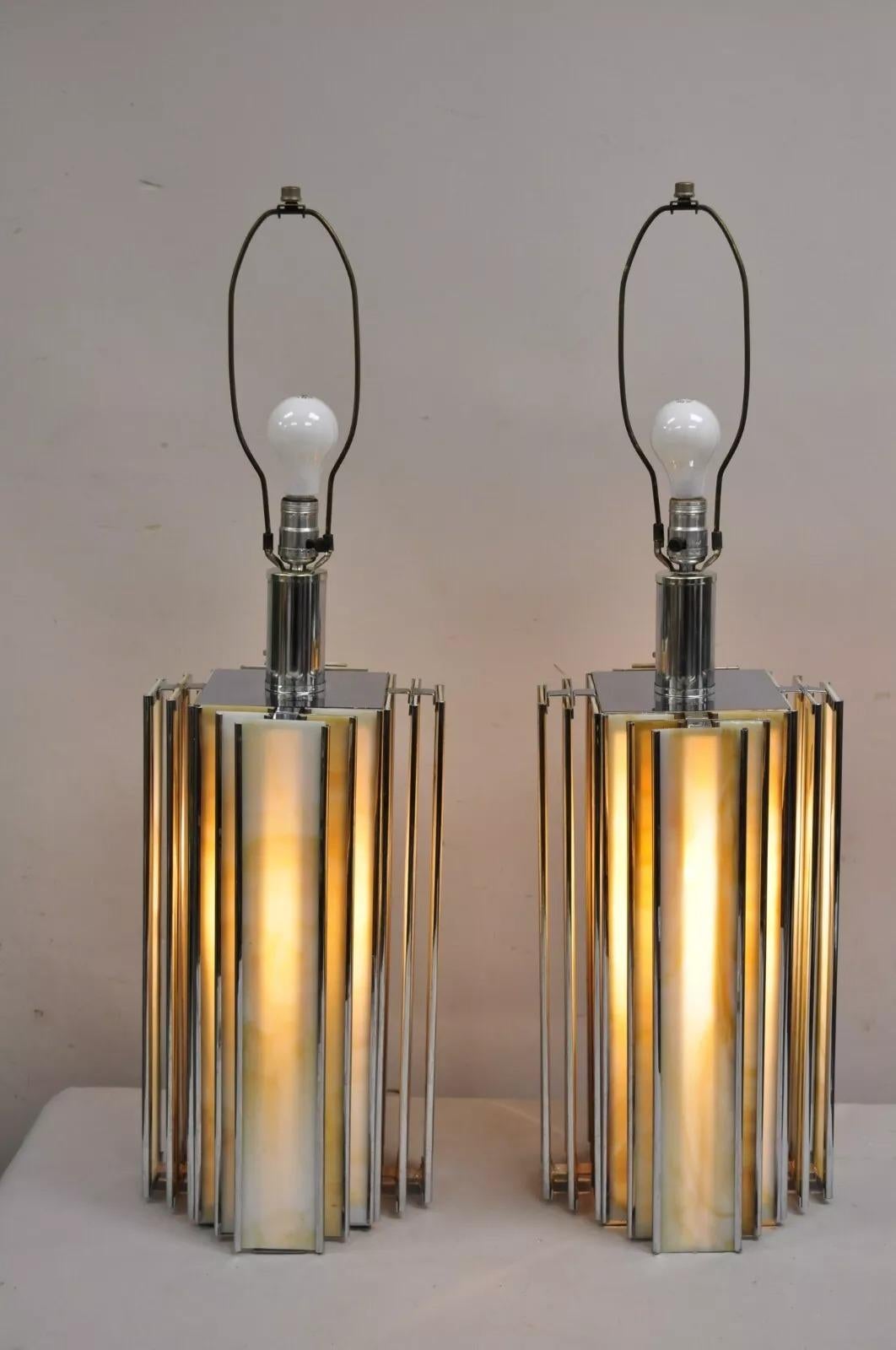 Paire de lampes de table Skyscraper en chrome et verre teinté Art of Vintage Bon état - En vente à Philadelphia, PA