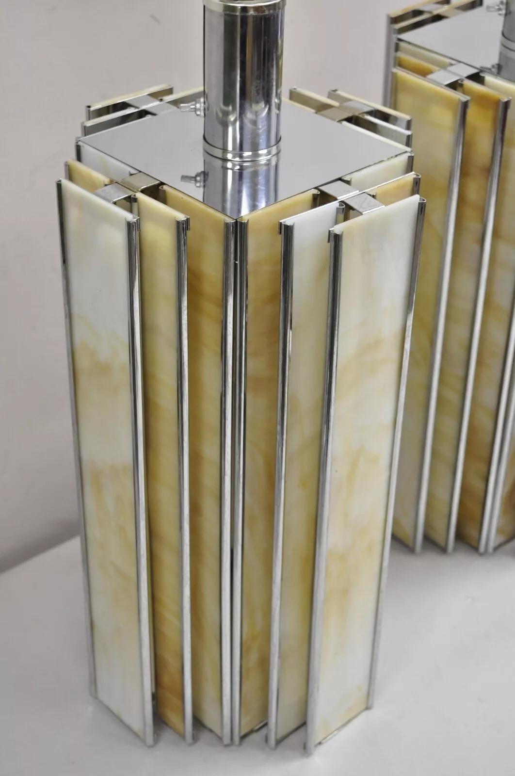 20ième siècle Paire de lampes de table Skyscraper en chrome et verre teinté Art of Vintage en vente