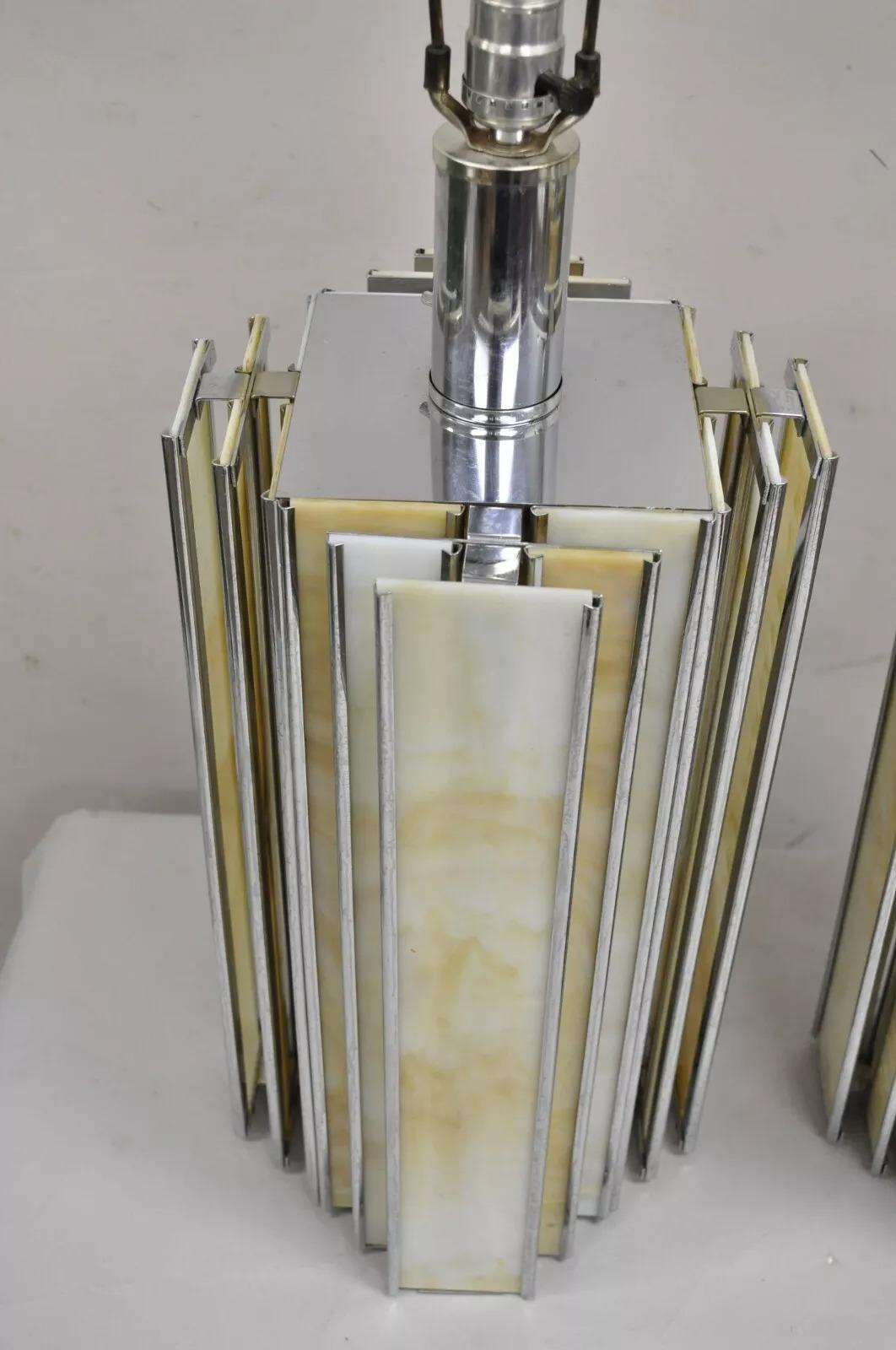 Paire de lampes de table Skyscraper en chrome et verre teinté Art of Vintage en vente 1