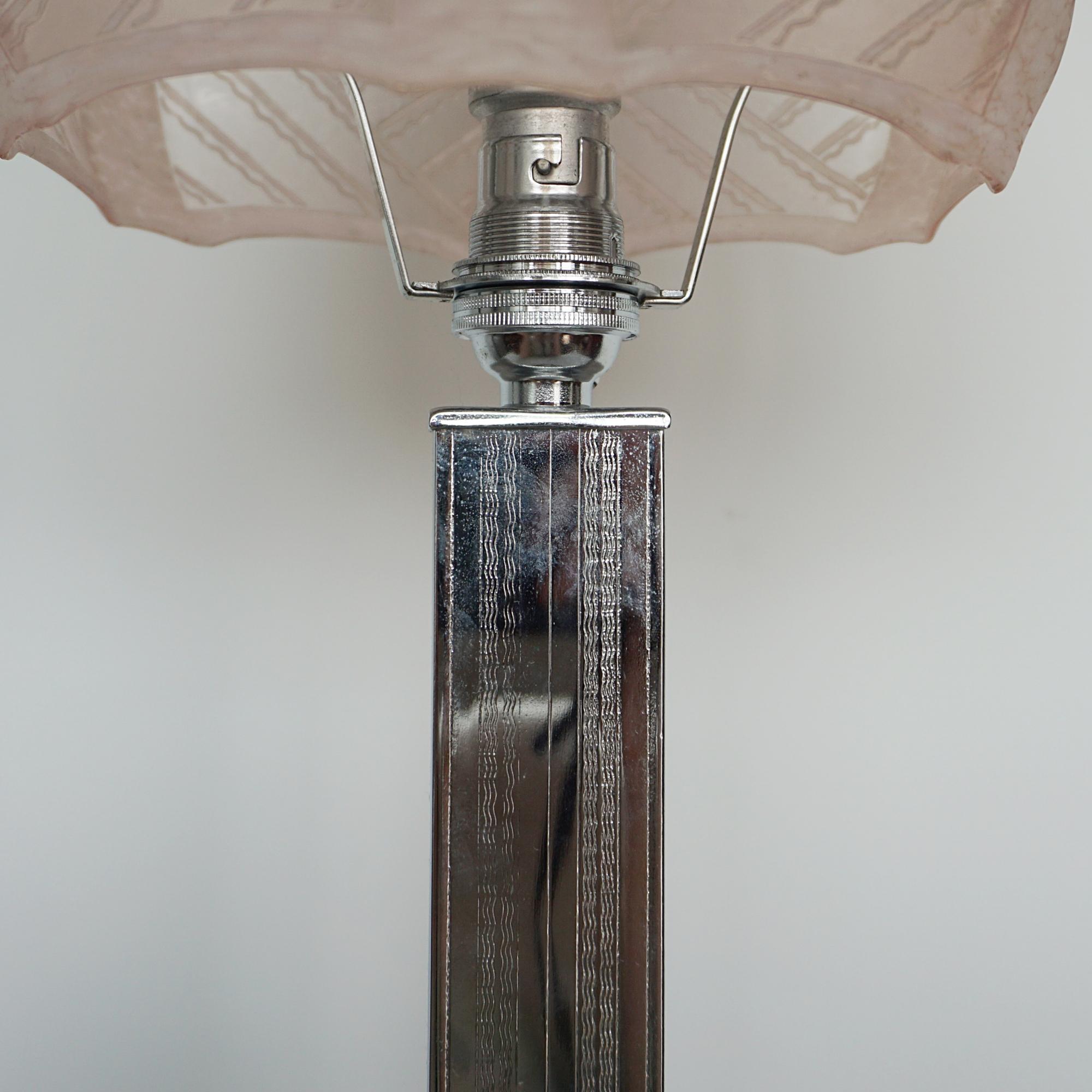 Anglais Lampe de bureau Art déco vintage en métal chromé et verre en vente