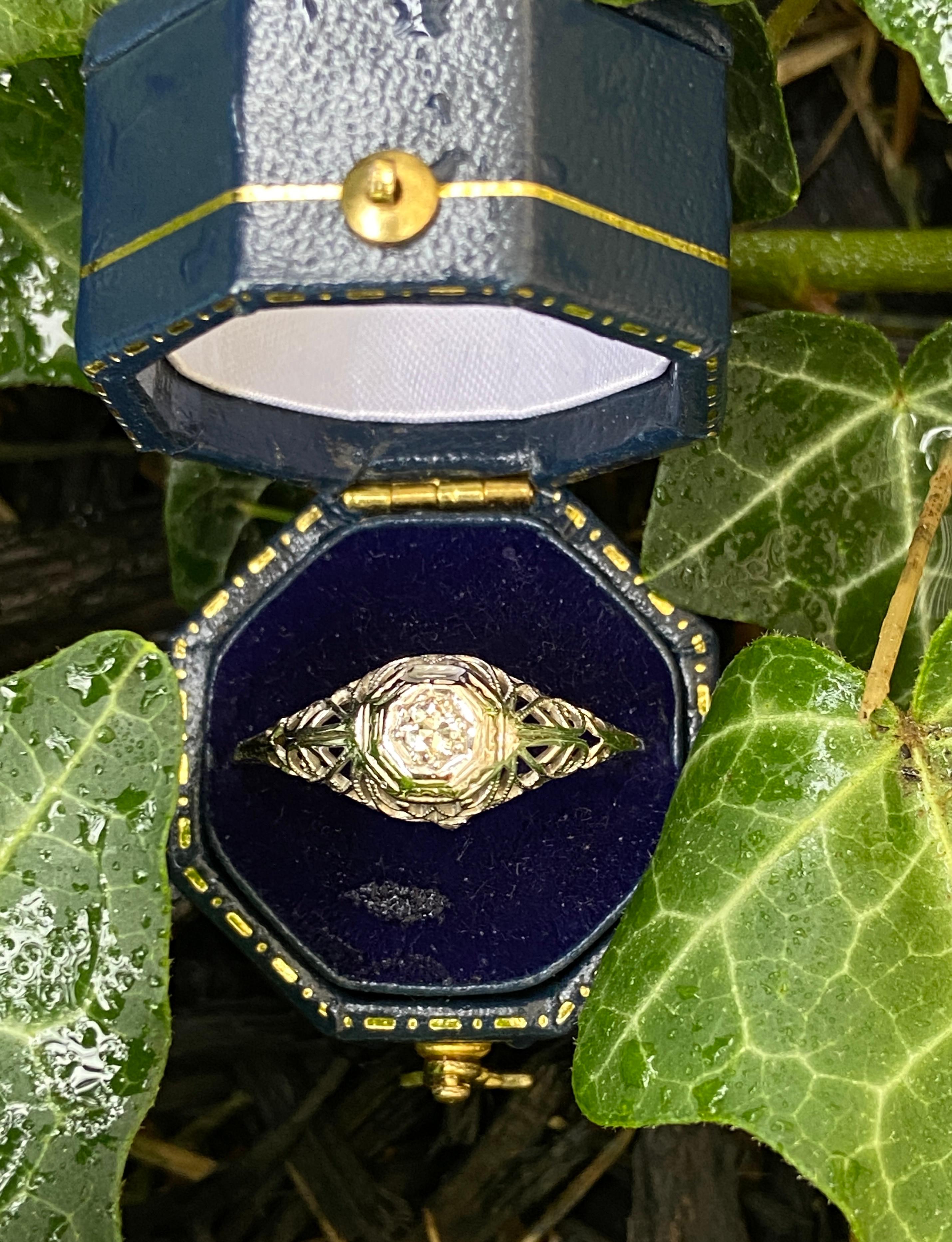Anillo Vintage Art Decó Circa 1920s Filigrana de Diamantes Oro Blanco 14 Kilates en venta 5