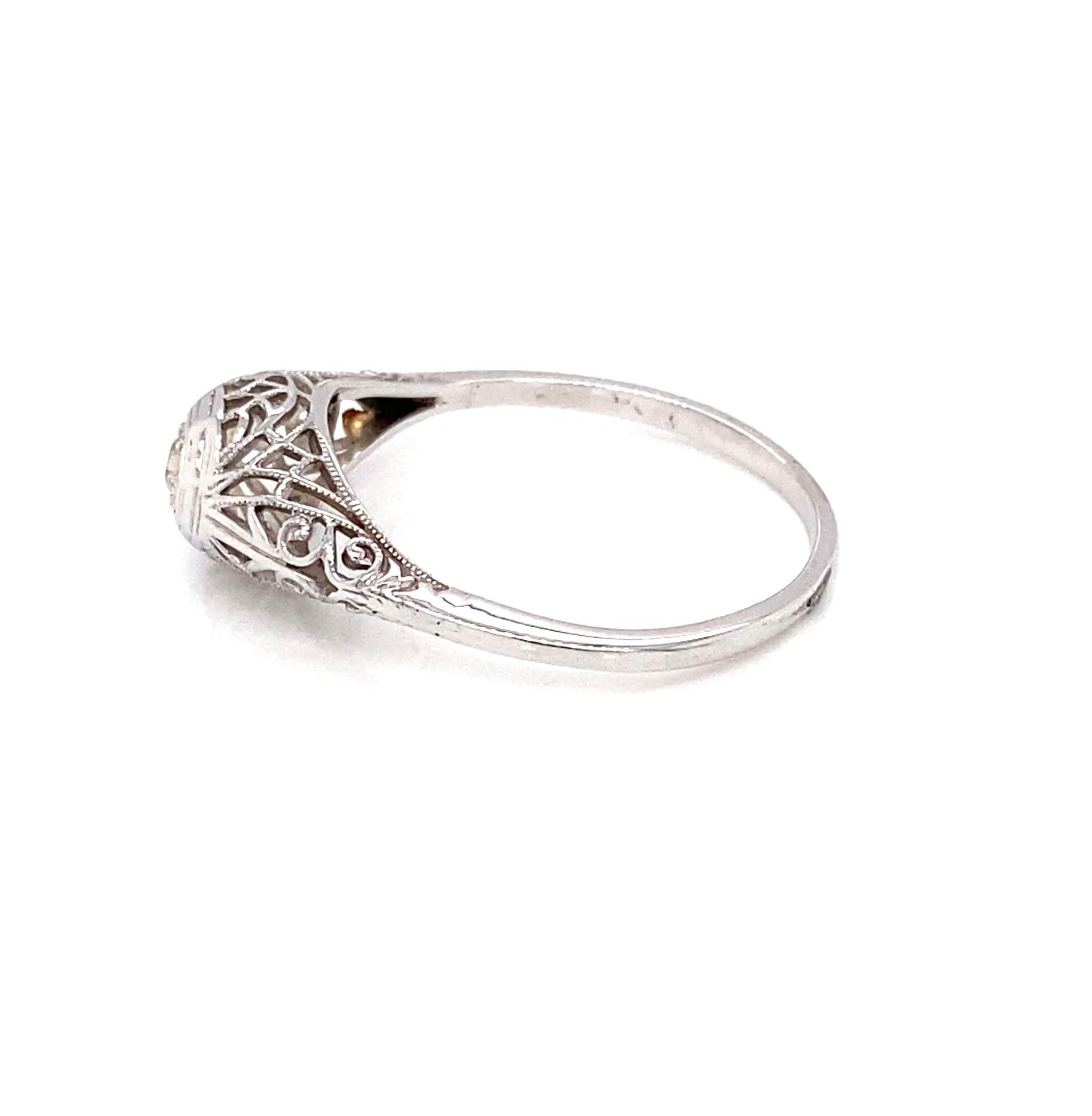 Anillo Vintage Art Decó Circa 1920s Filigrana de Diamantes Oro Blanco 14 Kilates en Bueno estado para la venta en Towson, MD