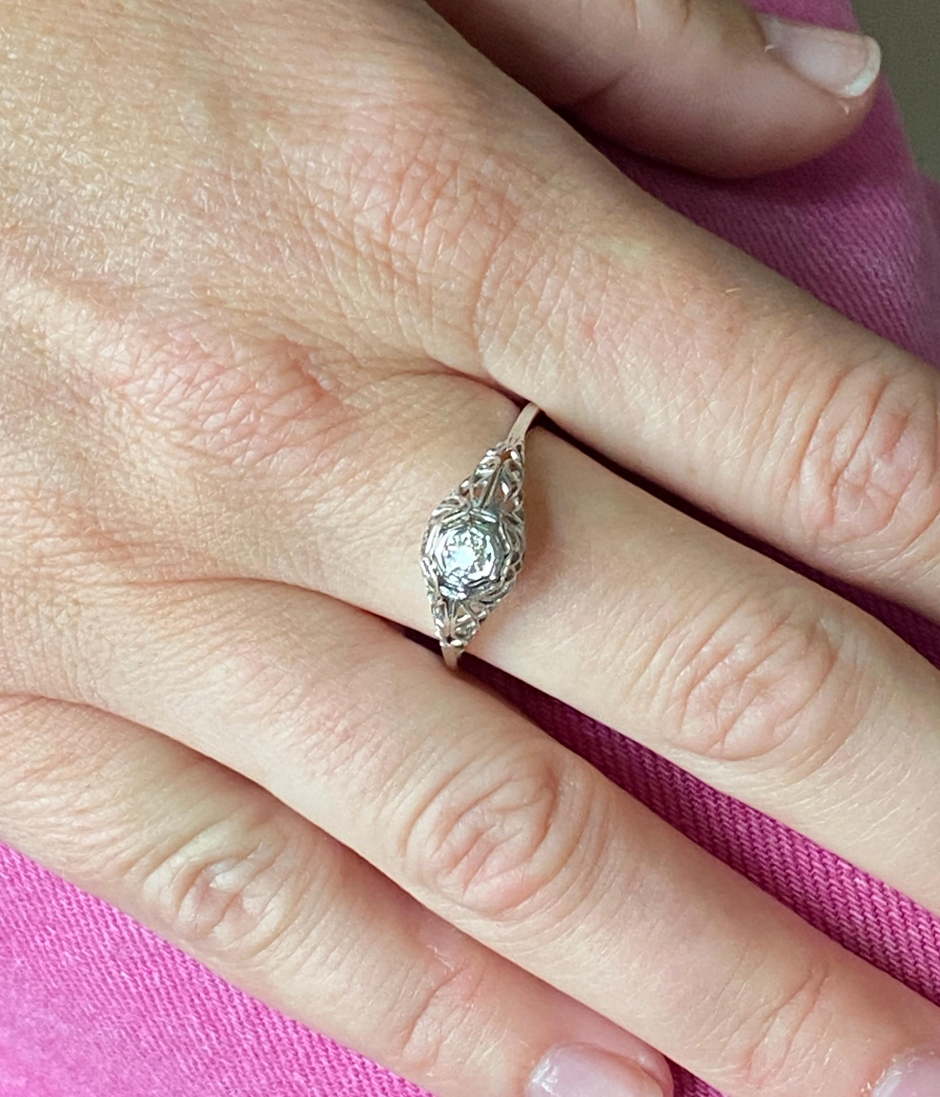 Anillo Vintage Art Decó Circa 1920s Filigrana de Diamantes Oro Blanco 14 Kilates en venta 3
