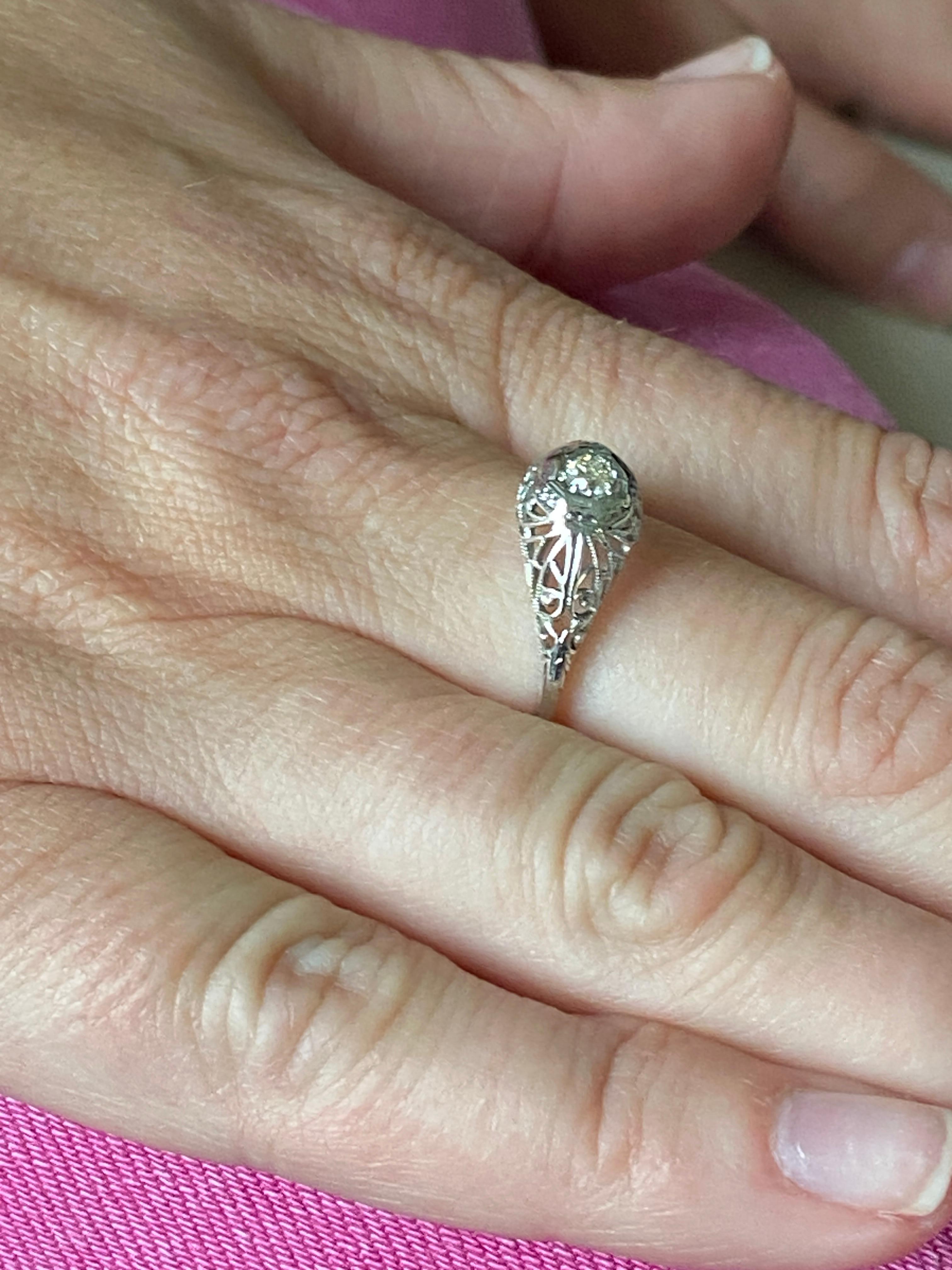 Anillo Vintage Art Decó Circa 1920s Filigrana de Diamantes Oro Blanco 14 Kilates en venta 4