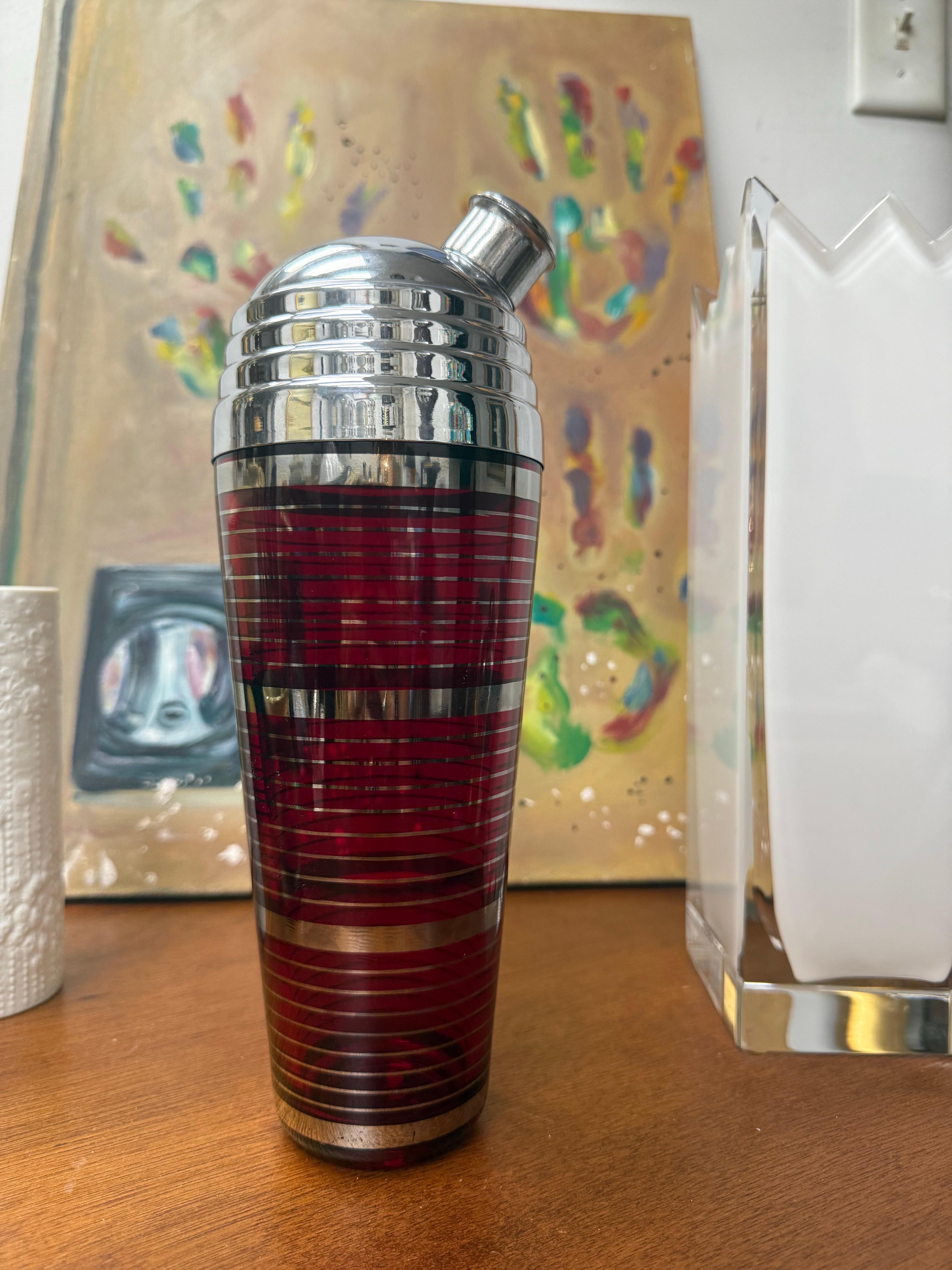 Vintage-Cocktailshaker im Art déco-Stil in Rubin mit silbernen Bändern (amerikanisch)