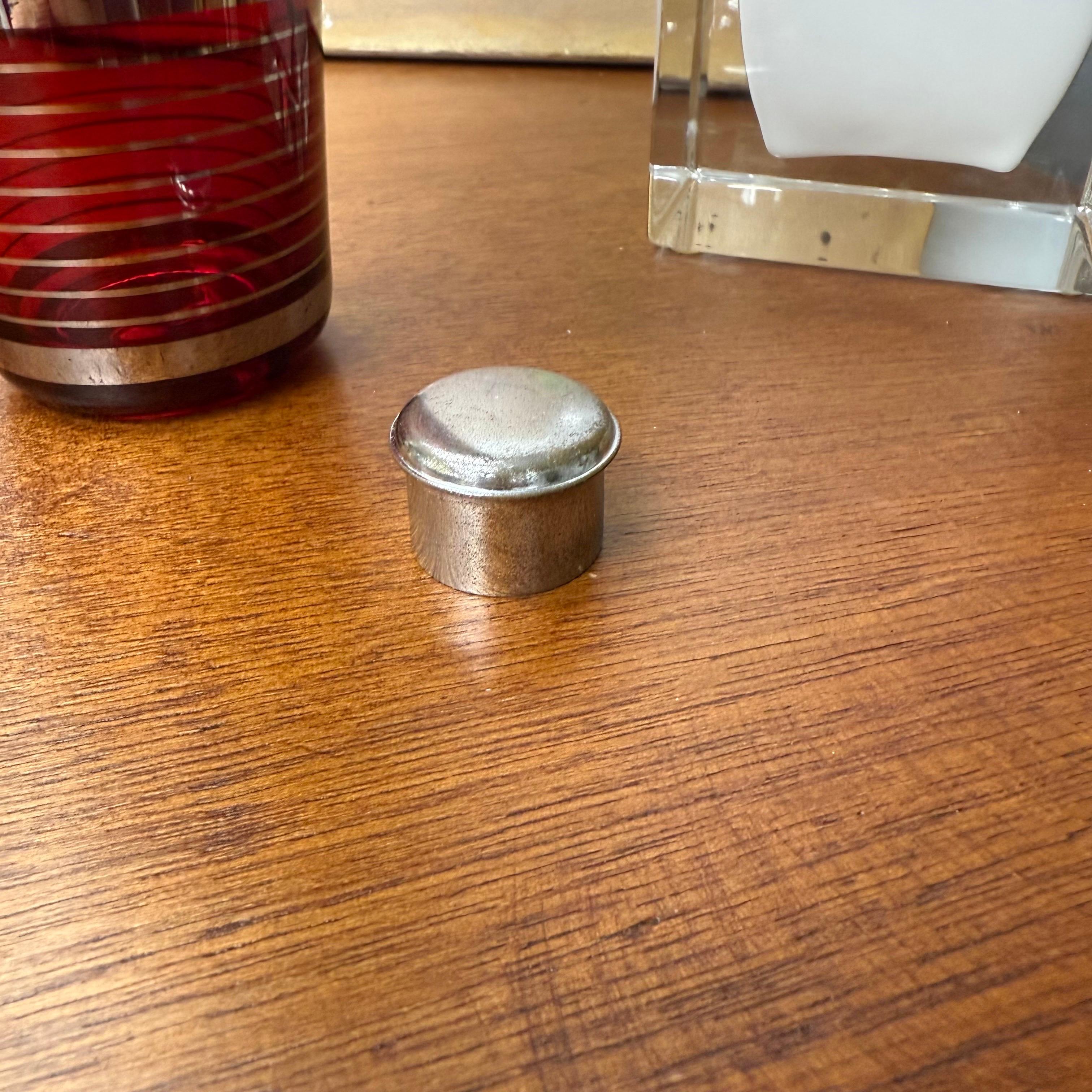 Vintage-Cocktailshaker im Art déco-Stil in Rubin mit silbernen Bändern (20. Jahrhundert)