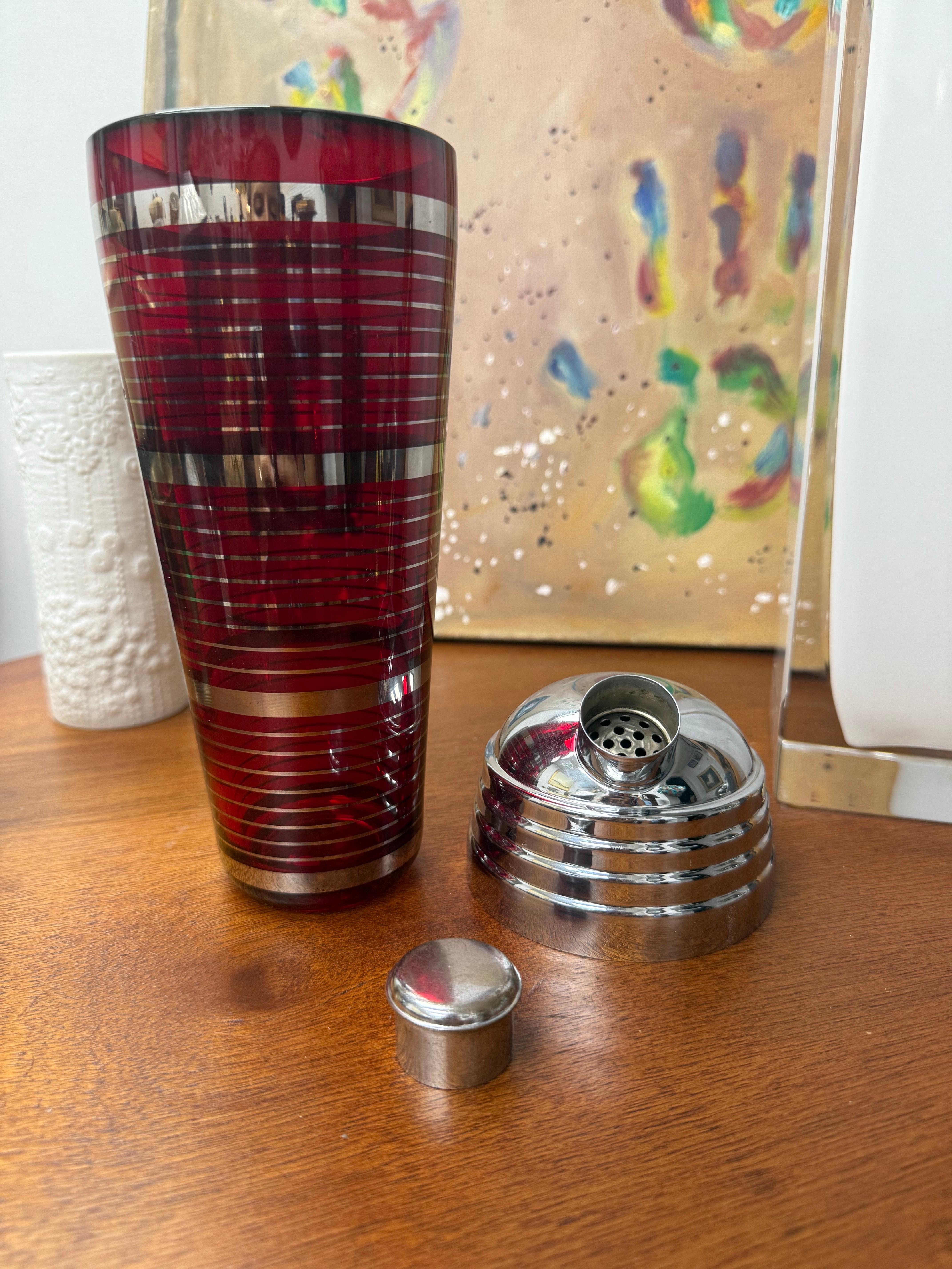Vintage-Cocktailshaker im Art déco-Stil in Rubin mit silbernen Bändern (Glas)