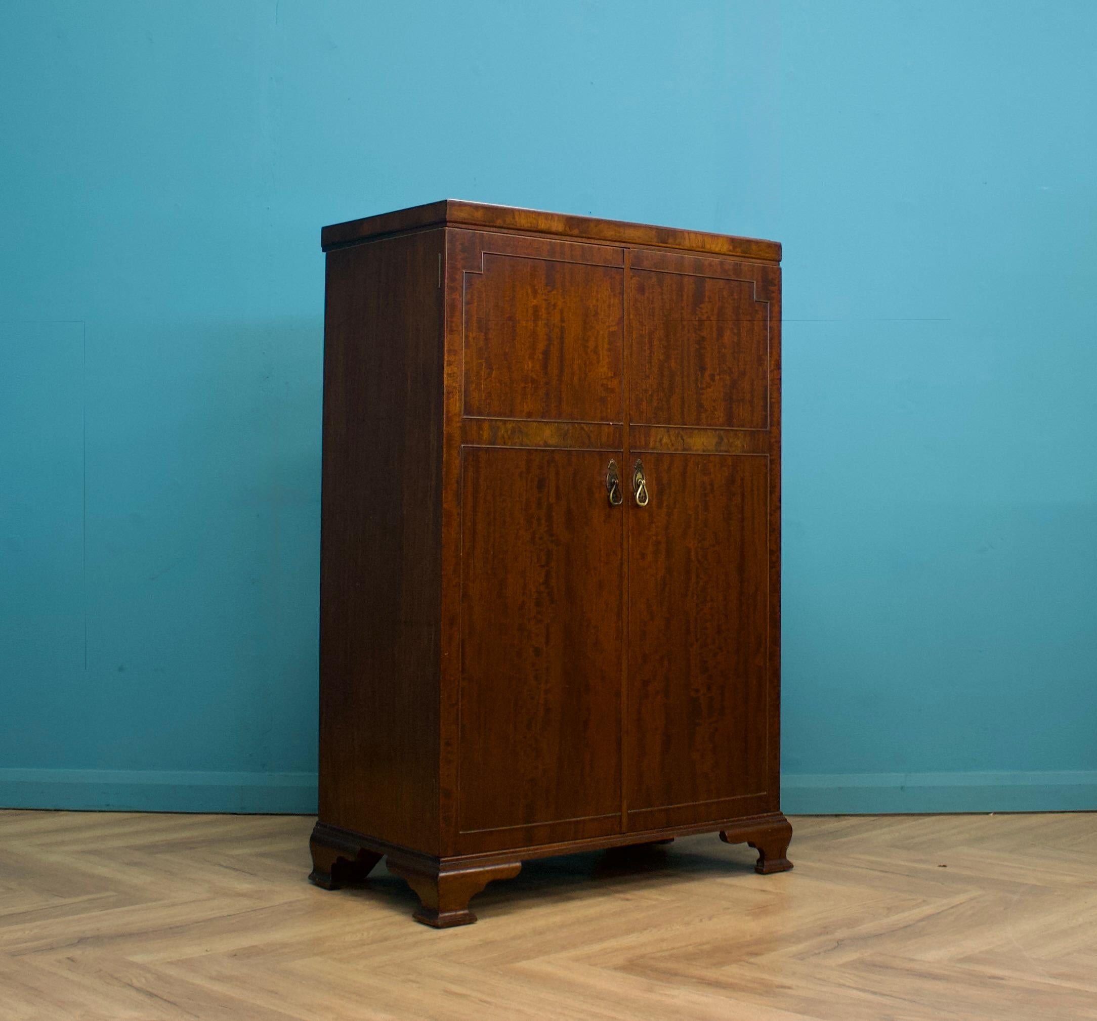 Armario empotrado Art Decó compactum vintage de roble, de Waring & Gillow, hacia 1930.


En el interior, está equipado con una barra para la ropa y estanterías