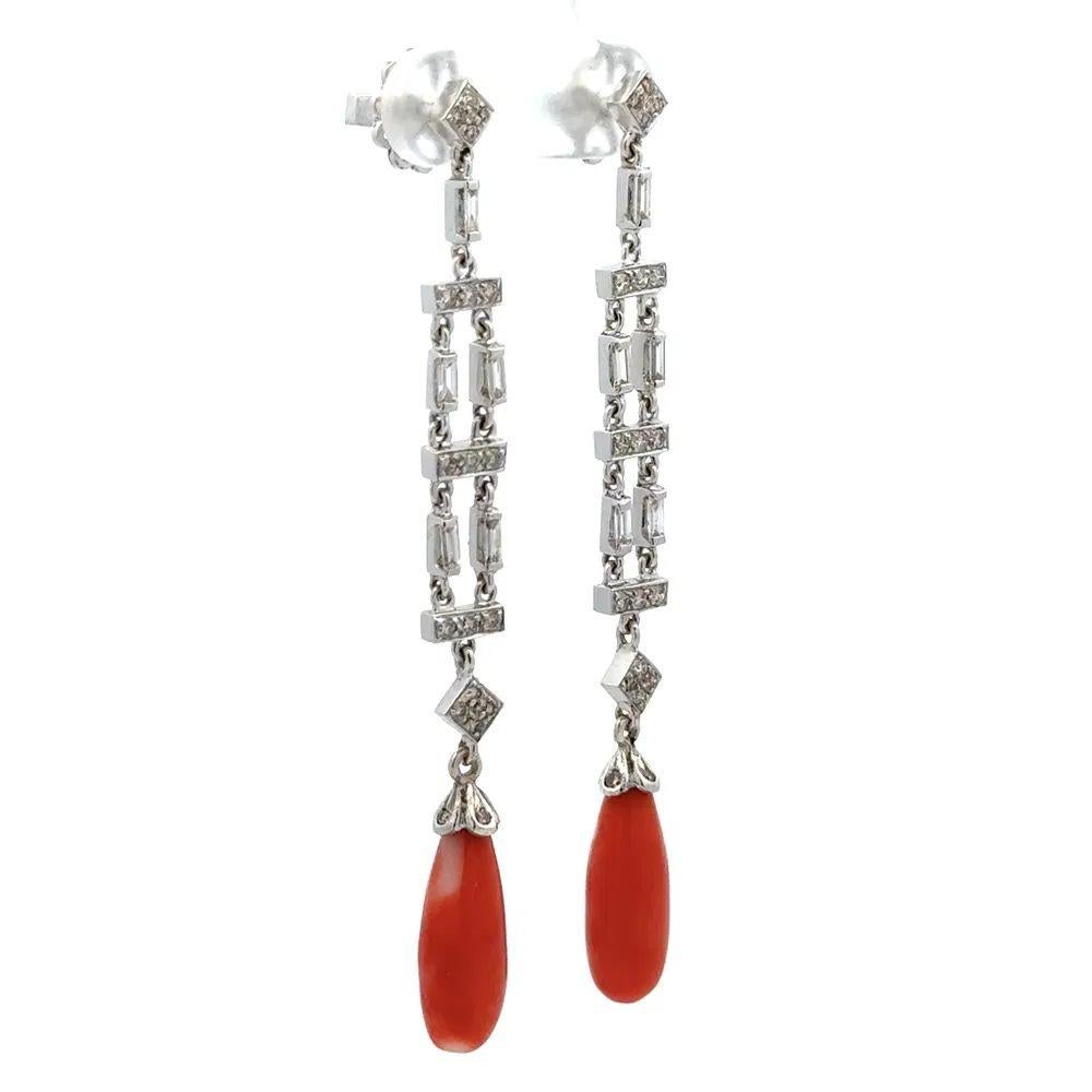 Einfach schön! Fein detaillierte Vintage Art Deco Ohrringe mit roter Koralle und Diamanten aus Gold. Von Hand gefasst mit 6 tcw Cabochon Red Coral Edelsteine und mit Briolette und 0,80 tcw RBC und Baguette Diamanten verbessert. Exquisit