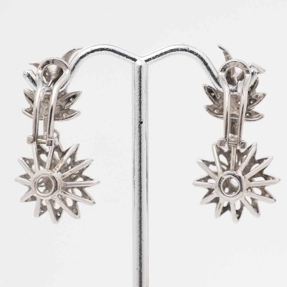 Hier ist eine schöne Reihe von Vintage Art Deco Palladium Diamond Drop Ohrringe.

In der Mitte dieser Ohrringe befindet sich jeweils ein 100% natürlicher, auf der Erde geförderter 0,20ct runder Diamant mit Brillantschliff und einem Durchmesser von