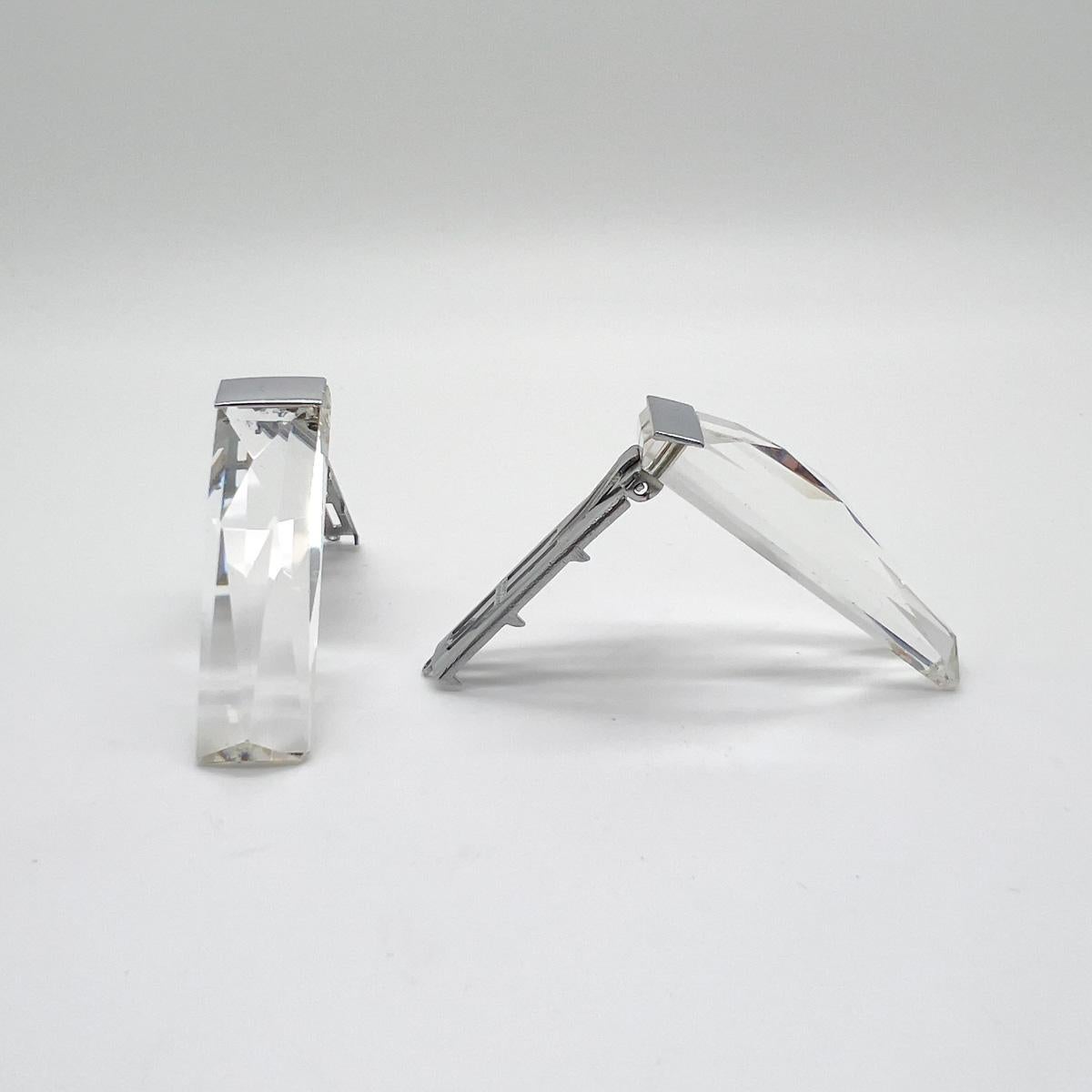 Ein Paar Kleiderspangen aus geschliffenem Kristall im Art-Déco-Stil, hergestellt in der Tschechoslowakei für den französischen Markt. Erlesene, hochwertige Kristalle in geometrischem Design mit rhodinierten oder verchromten Fassungen. Mühelos