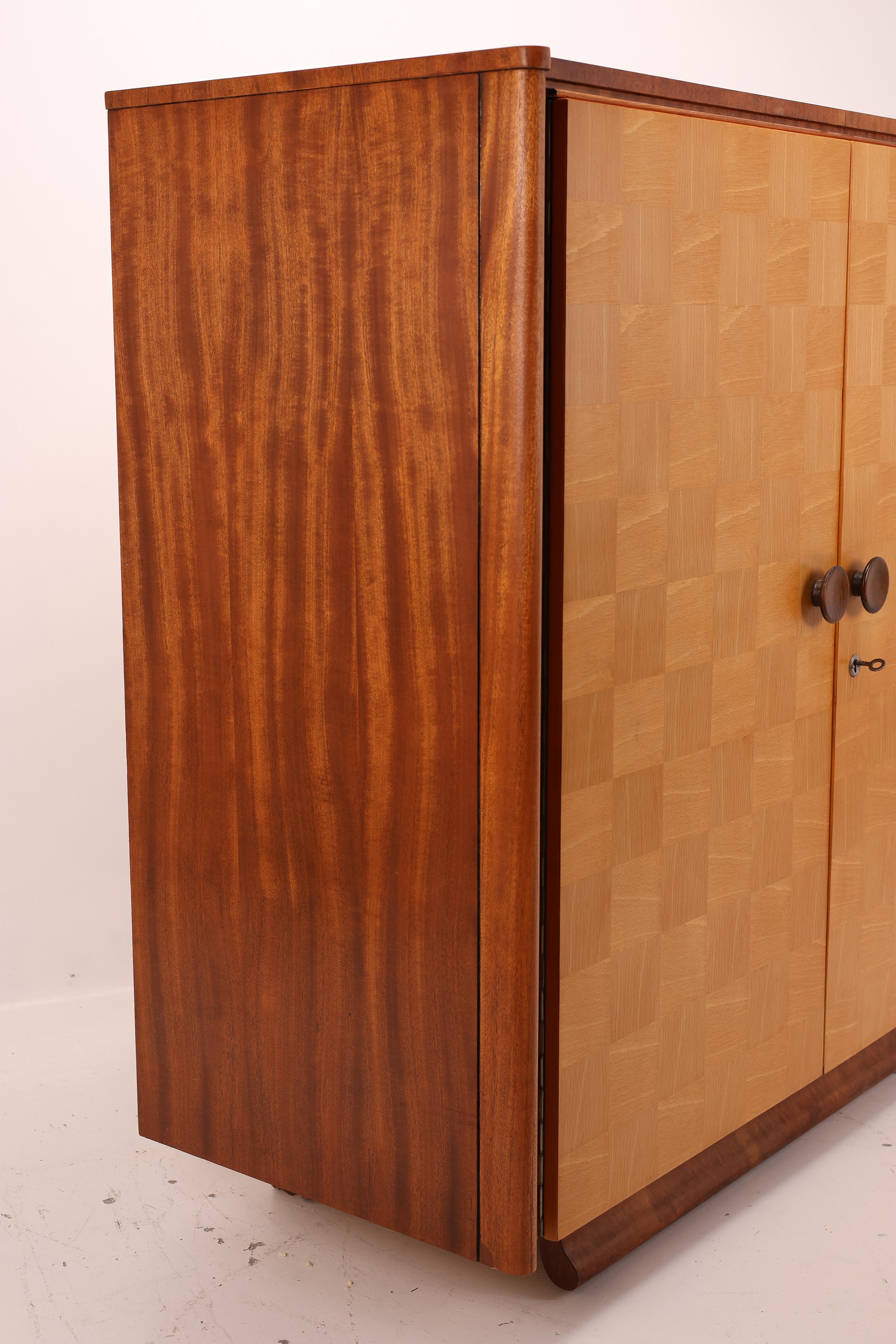 Vintage Art Deco Czech Sideboard in the Style of Jindřich Halabala For Sale 5