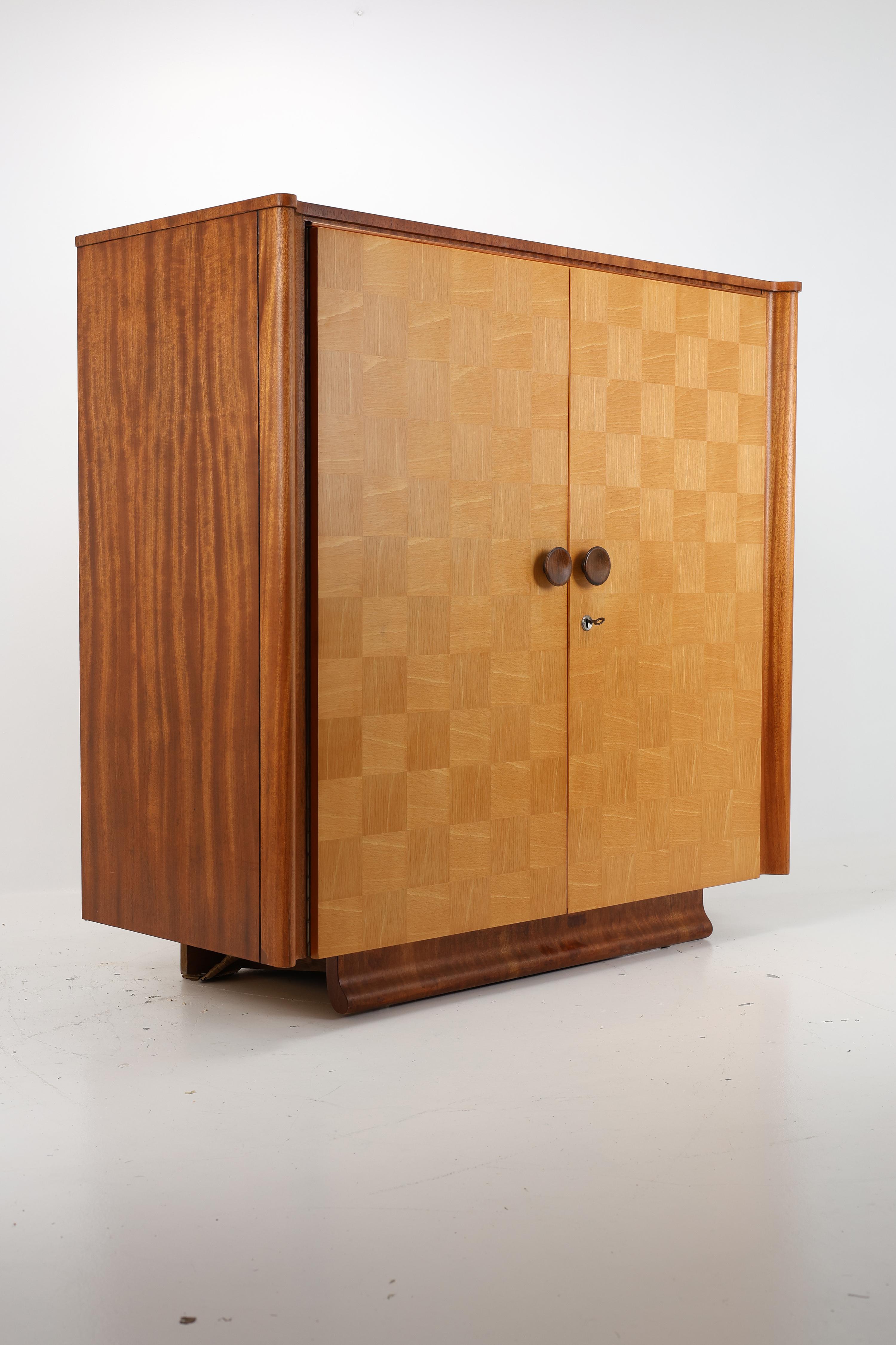 Vintage Art Deco Czech Sideboard in the Style of Jindřich Halabala For Sale 6