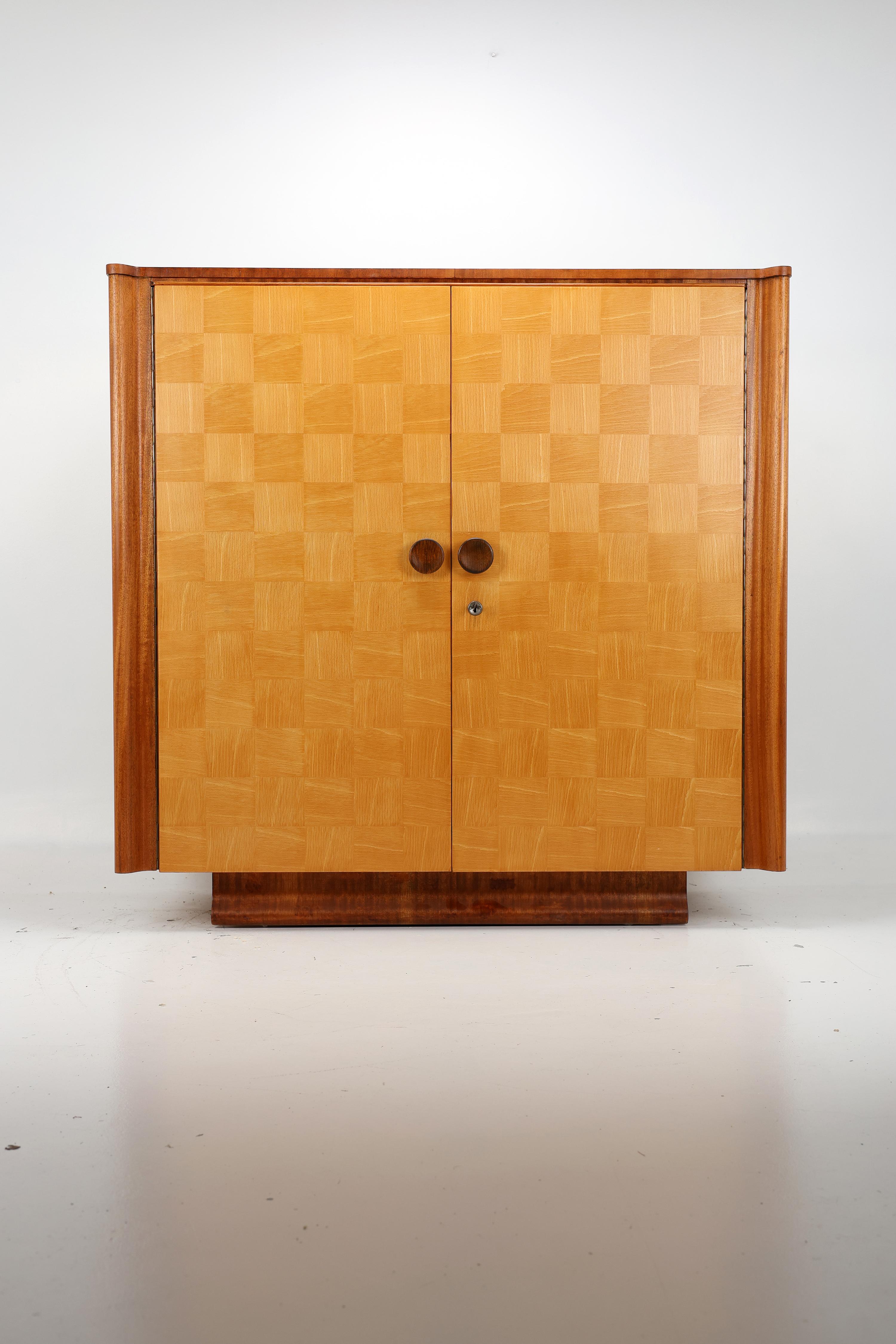 Vintage Art Deco Czech Sideboard in the Style of Jindřich Halabala – Mahogany & Pinewood

A beautifully preserved, light-brown vintage sideboard crafted in the Art Deco style, attributed to the renowned Czech designer Jindřich Halabala. Made from