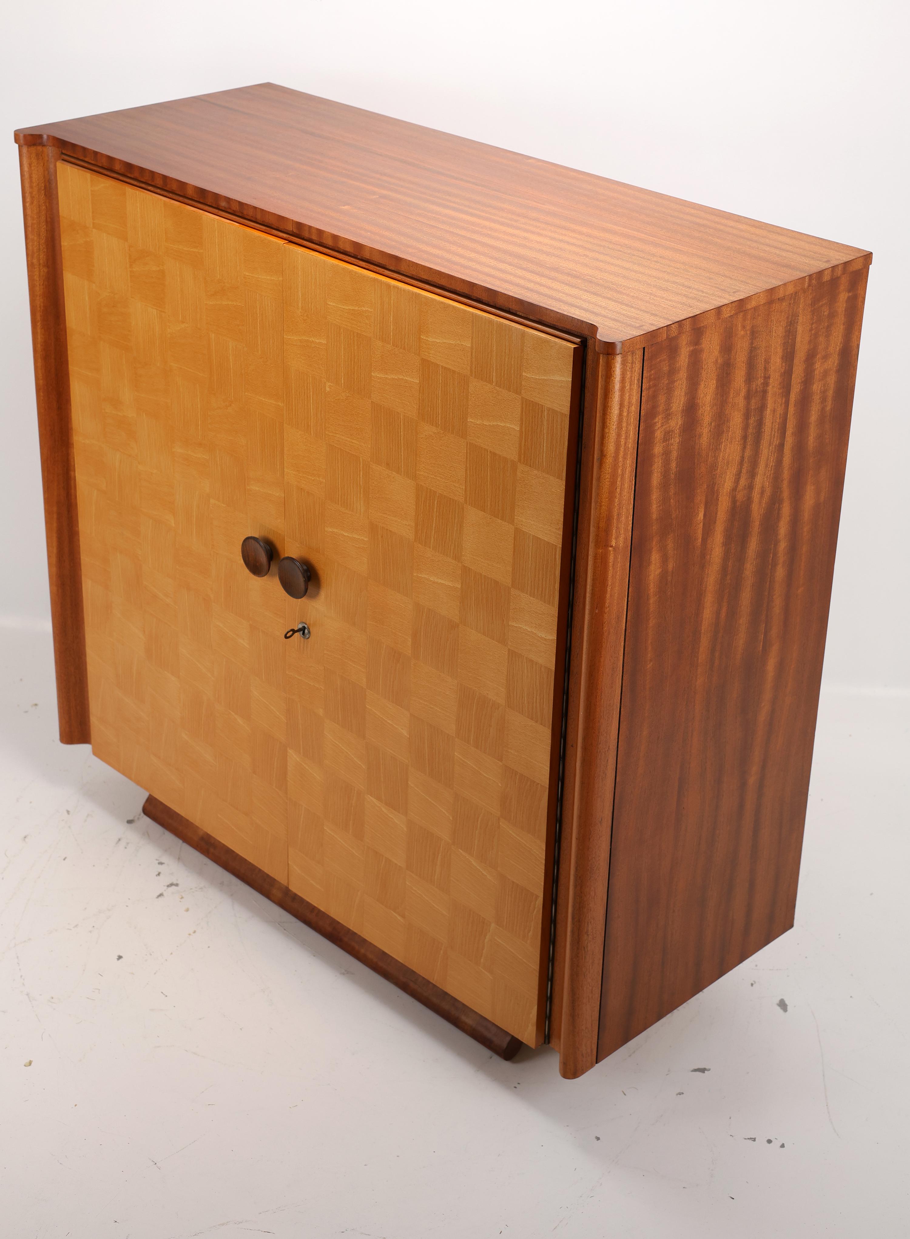 Vintage Art Deco Czech Sideboard in the Style of Jindřich Halabala In Good Condition For Sale In Stahnsdorf, DE