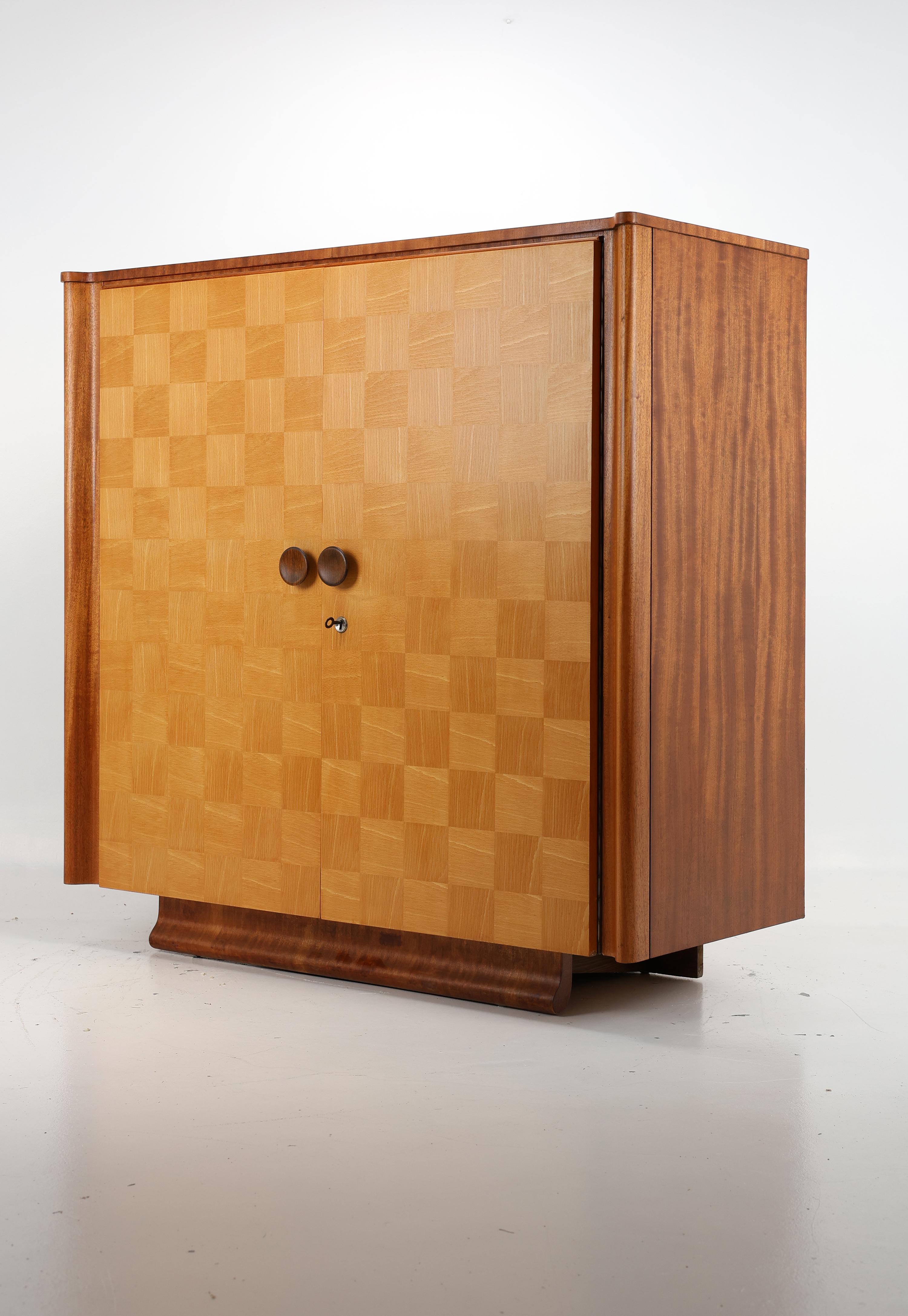 Vintage Art Deco Czech Sideboard in the Style of Jindřich Halabala For Sale 1