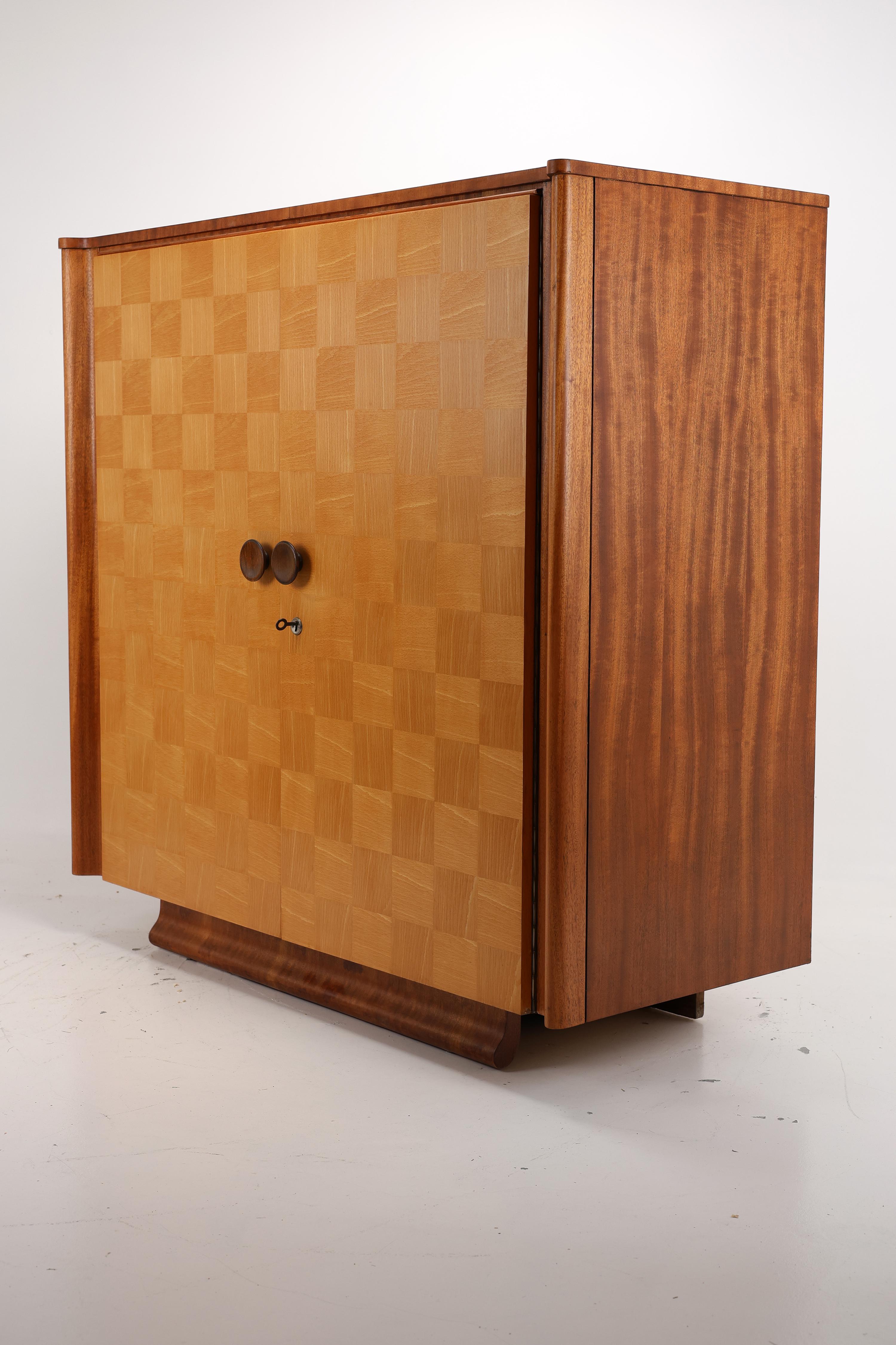 Vintage Art Deco Czech Sideboard in the Style of Jindřich Halabala For Sale 2