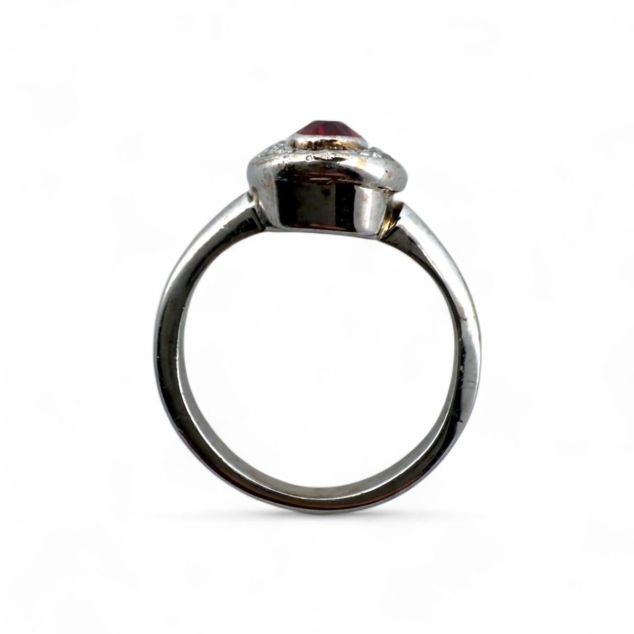 Vintage Art Deco Zierlicher Synthetischer Rubin & Diamant Pinky Ring im Angebot 3