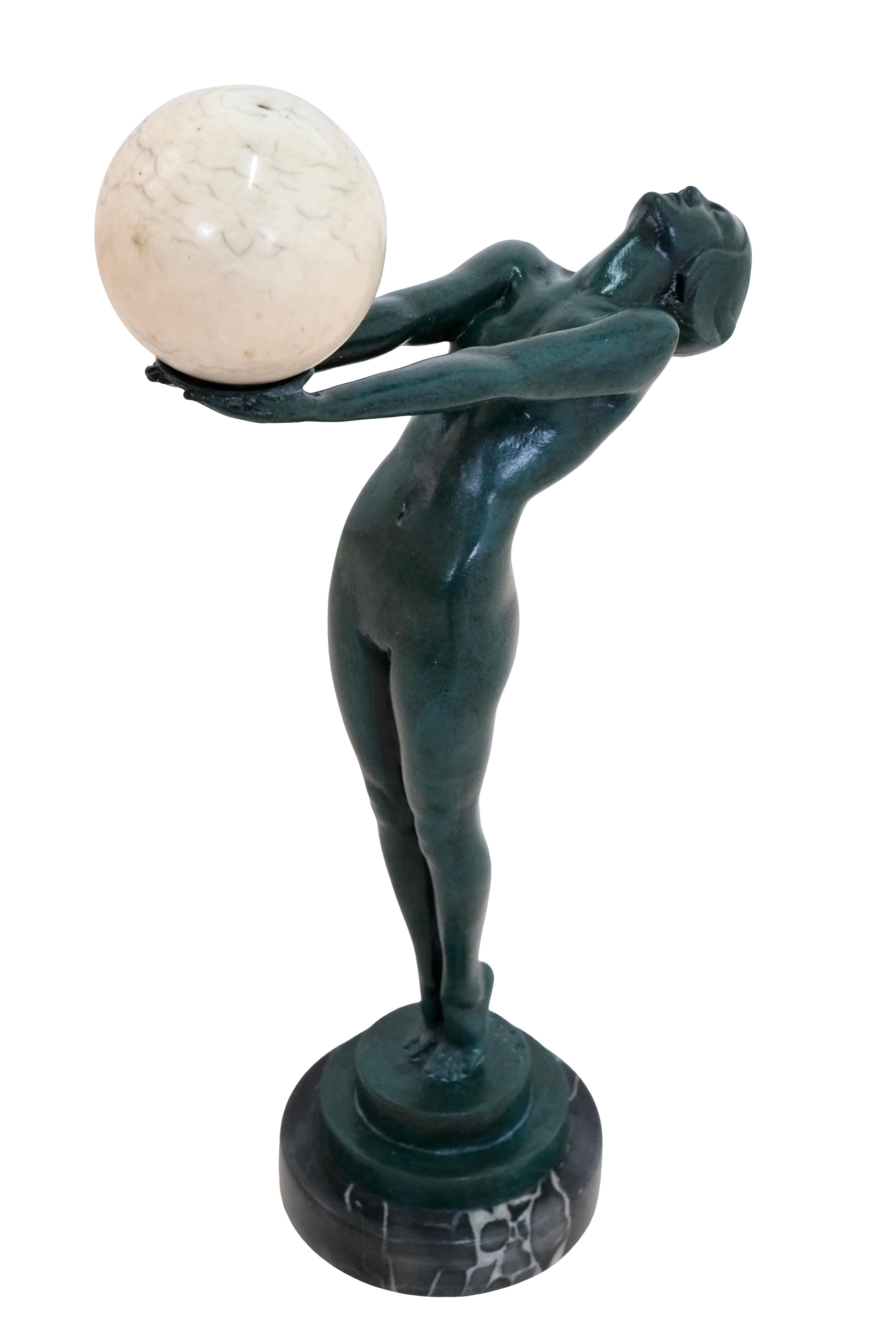 1928 schuf Max Le Verrier sein berühmtes CLARTÉ, eine Frau mit einer beleuchteten Glaskugel, das Hauptwerk seiner Karriere als Bildhauer.

Es wurden sogar mehrere lebende Modelle benötigt: eines für den Kopf, ein zweites für den Oberkörper und ein