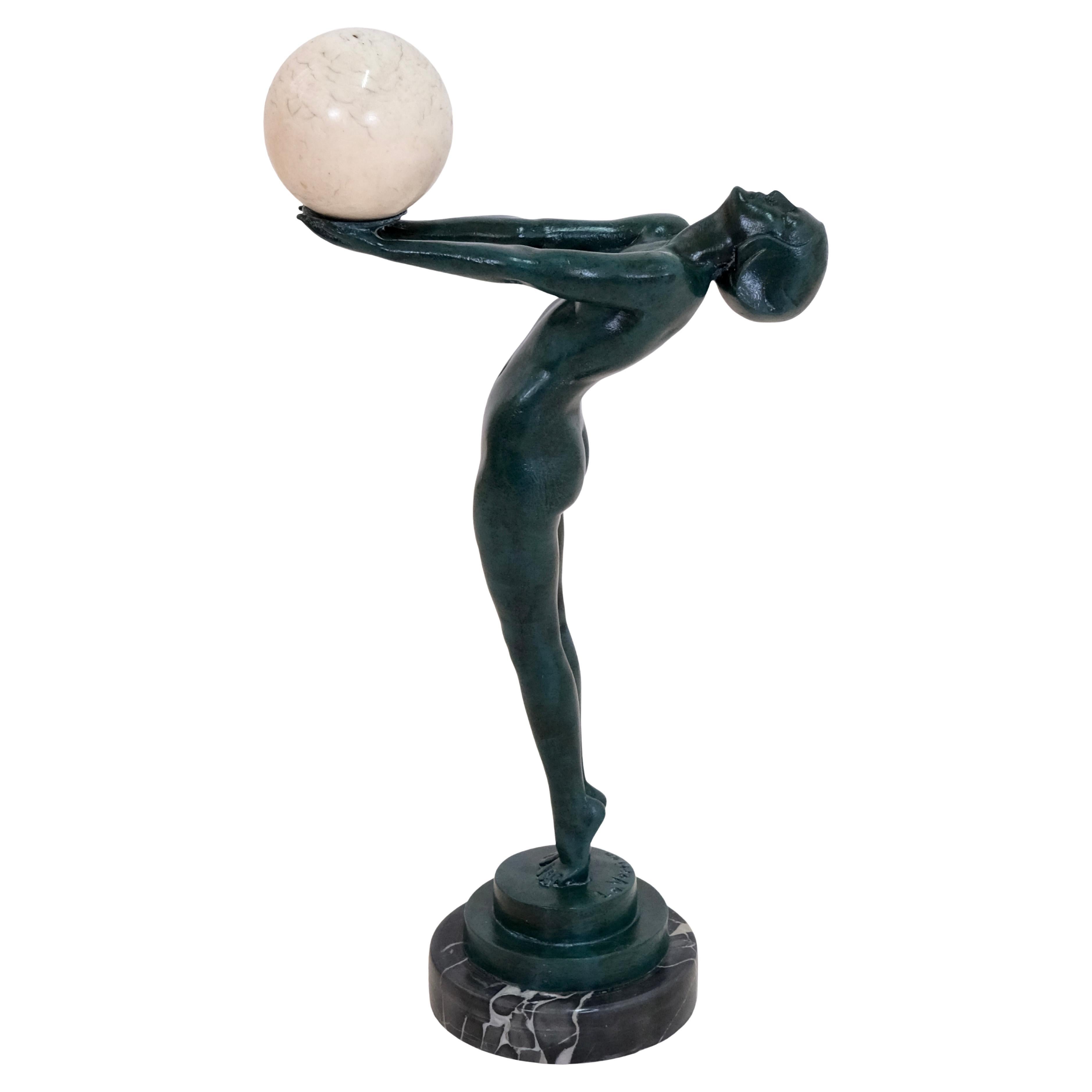 Vintage Art Deco Tänzerin Skulptur Lueur Clarté mit Onyx Kugel von Max Le Verrier im Angebot