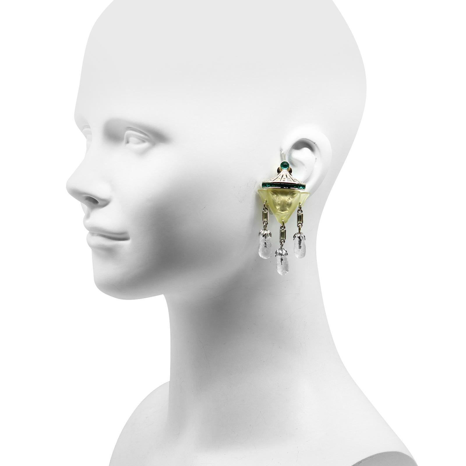 Boucles d'oreilles Art déco vintage pendantes en résine et diamants en fausse émeraude, c. 1980 Unisexe en vente