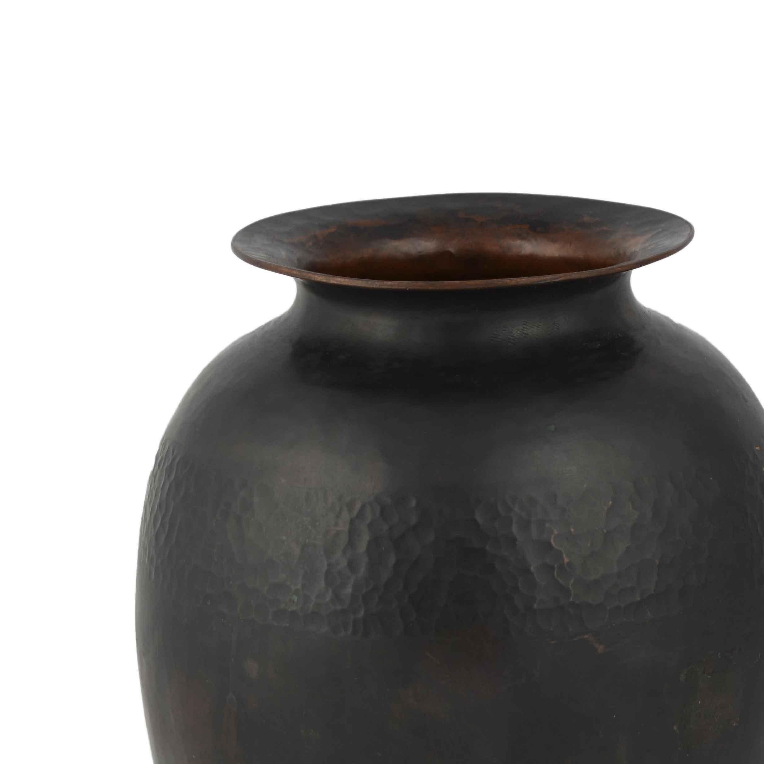 Die Vintage-Vase aus dunklem Kupfer im Art-Déco-Stil ist ein originelles Dekorationsobjekt aus den 1930er bis 1940er Jahren. 

Realisiert von Hayno Focker. Hergestellt in Deutschland. 

Original dunkel glasiertes Kupfer. 

Gute