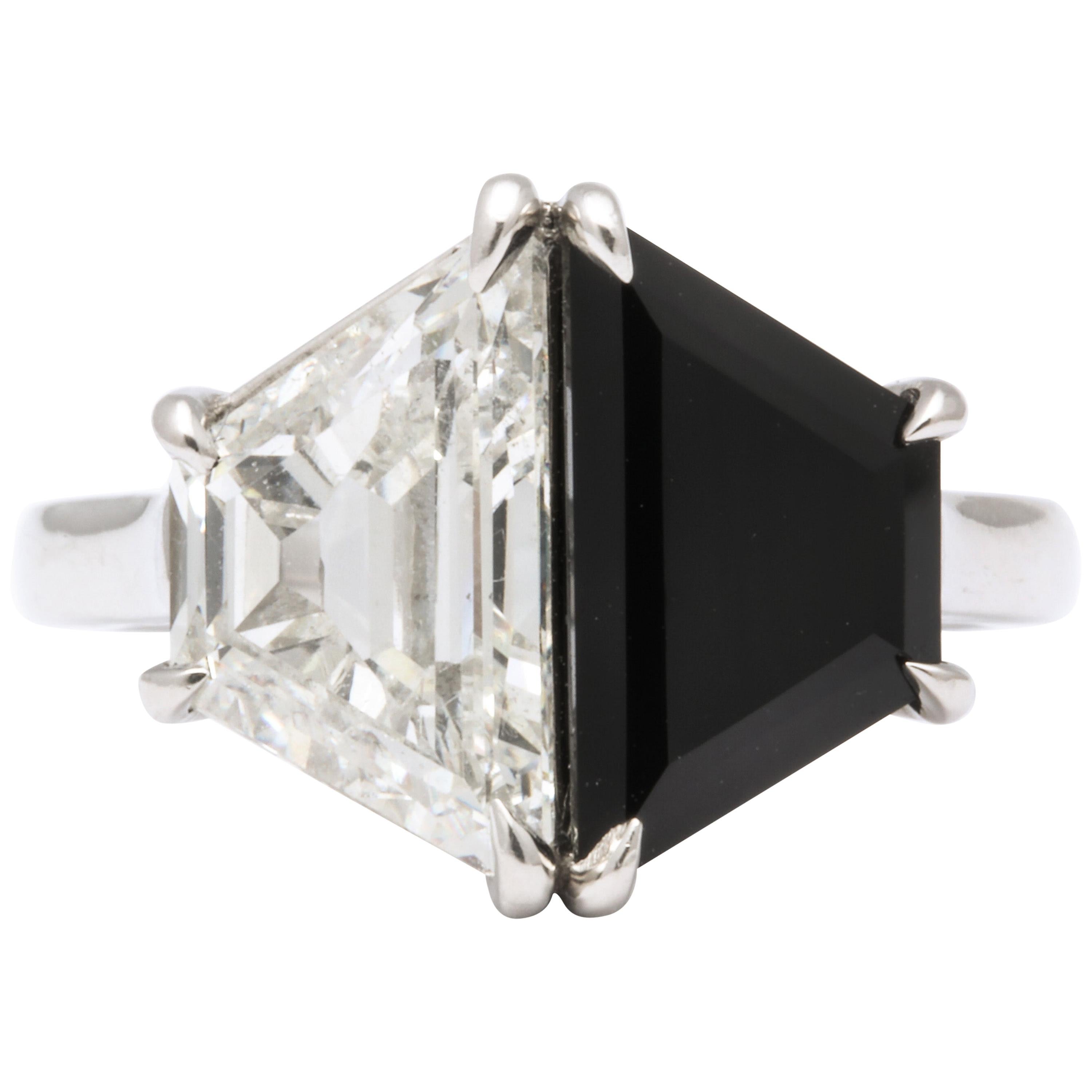 Vintage Art Deco Design 2.75 Carat Trapezoid Diamond and Onyx Platinum Ring