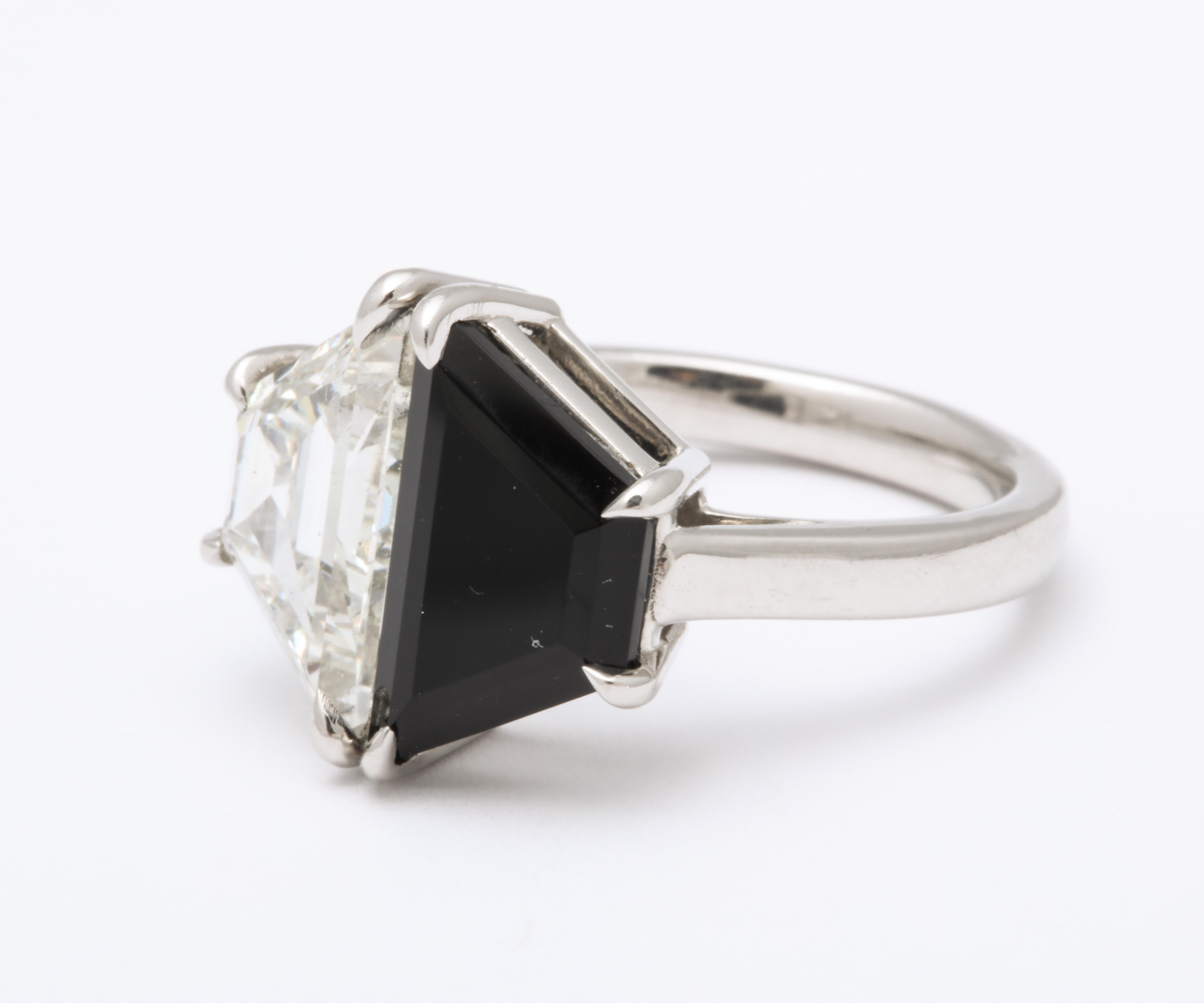 Vintage Art Deco Design 2.75 Carat Trapezoid Diamond and Onyx Platinum Ring In Good Condition In New York, NY
