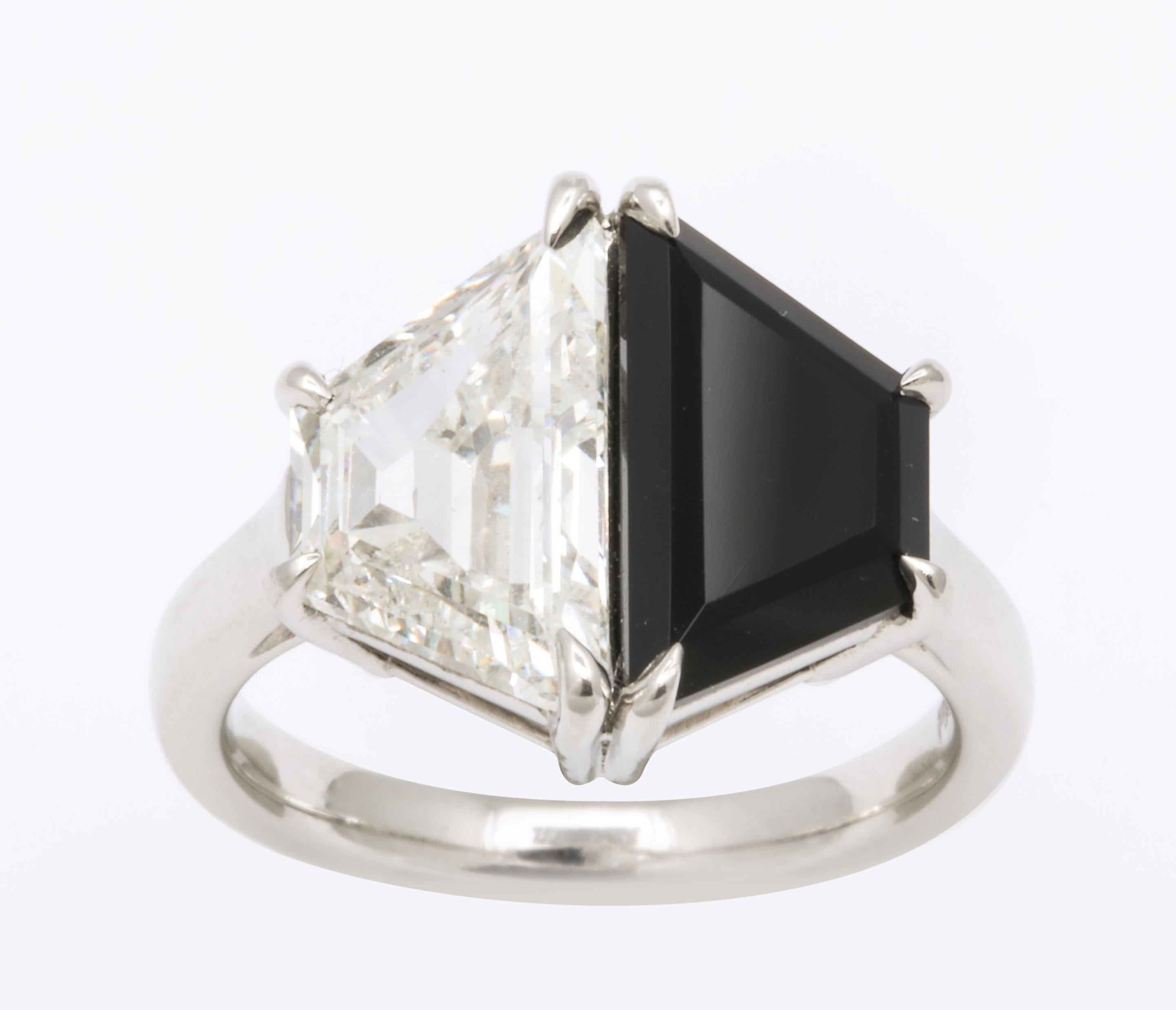 Vintage Art Deco Design 2.75 Carat Trapezoid Diamond and Onyx Platinum Ring 4