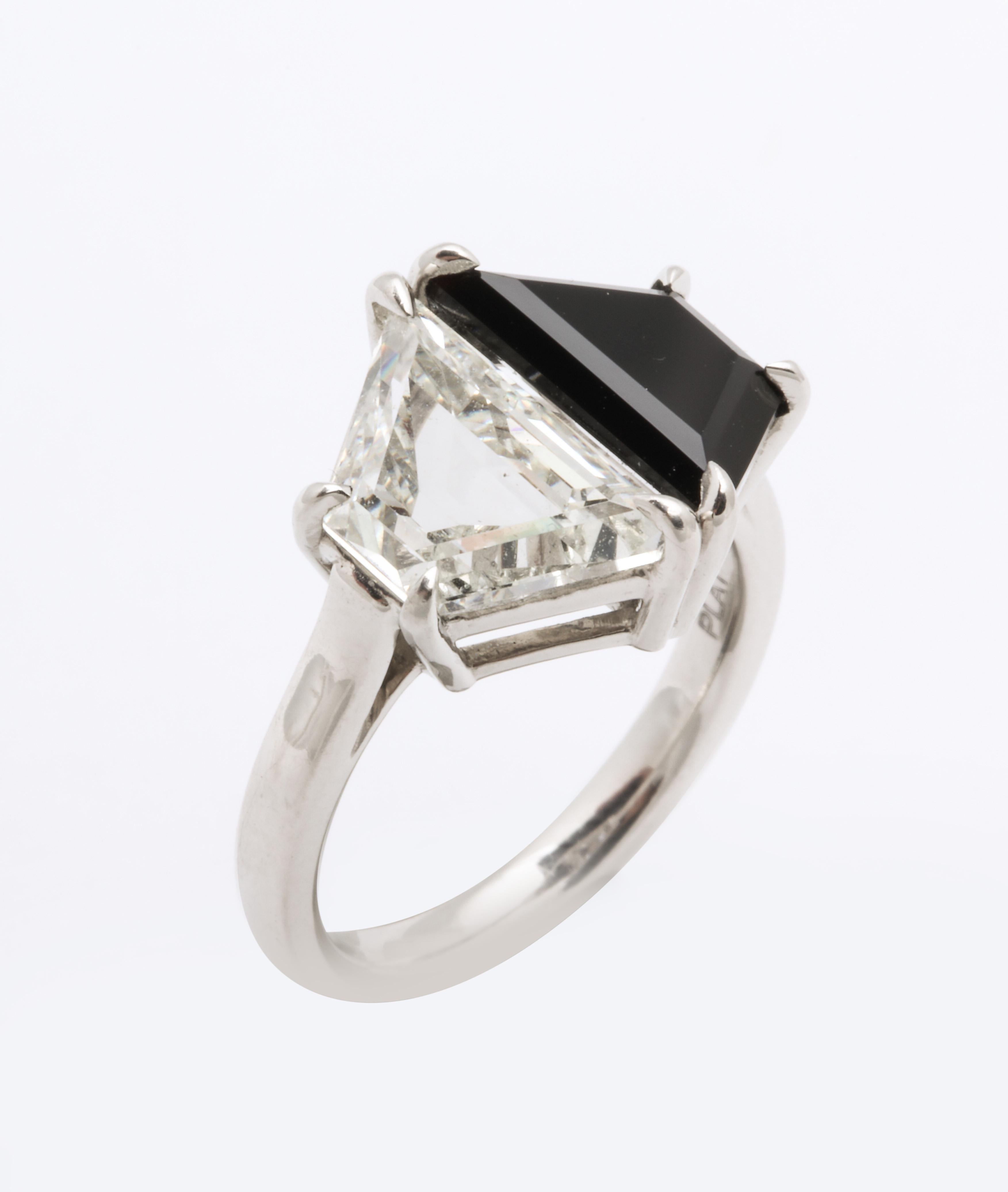 Vintage Art Deco Design 2.75 Carat Trapezoid Diamond and Onyx Platinum Ring 5