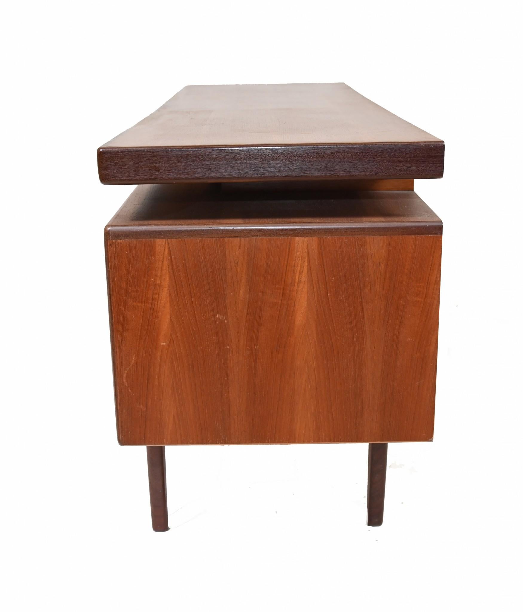 Klassischer Art-déco-Schreibtisch im Vintage-Stil
CIRCA 1920 auf diesem trendigen Möbelstück
Klares und minimales Design - mit perfekter Symmetrie - perfekt für zeitgenössische Innenräume
Die verchromten Griffe sind original und haben ein tolles