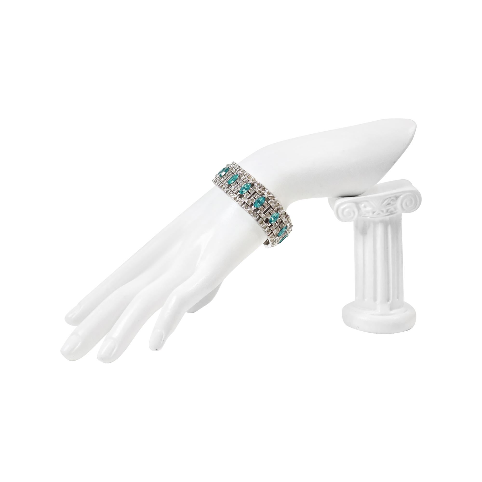 Bracciale vintage Art Deco a maglie quadrate e marquis blu, circa 1940. Le maglie quadrate hanno una pietra blu a forma di marquise in rilievo, incastonata per compensare il colore dell'argento, che è davvero magnifico. Si tratta di un braccialetto
