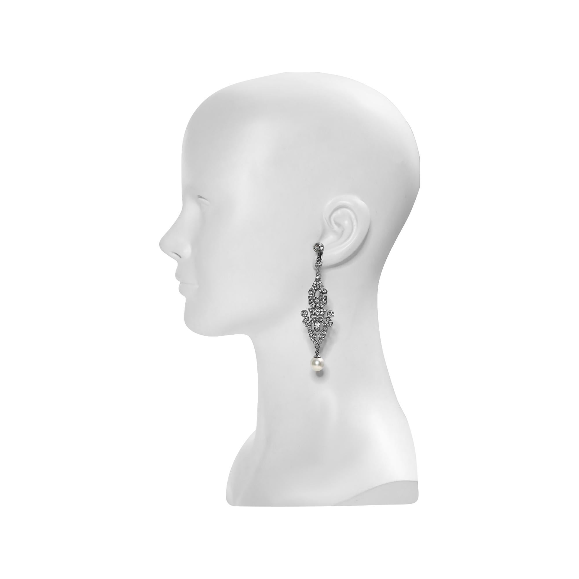 Pendientes colgantes vintage Art Decó de diamantes y perlas de imitación, años 80 en Bueno estado para la venta en New York, NY