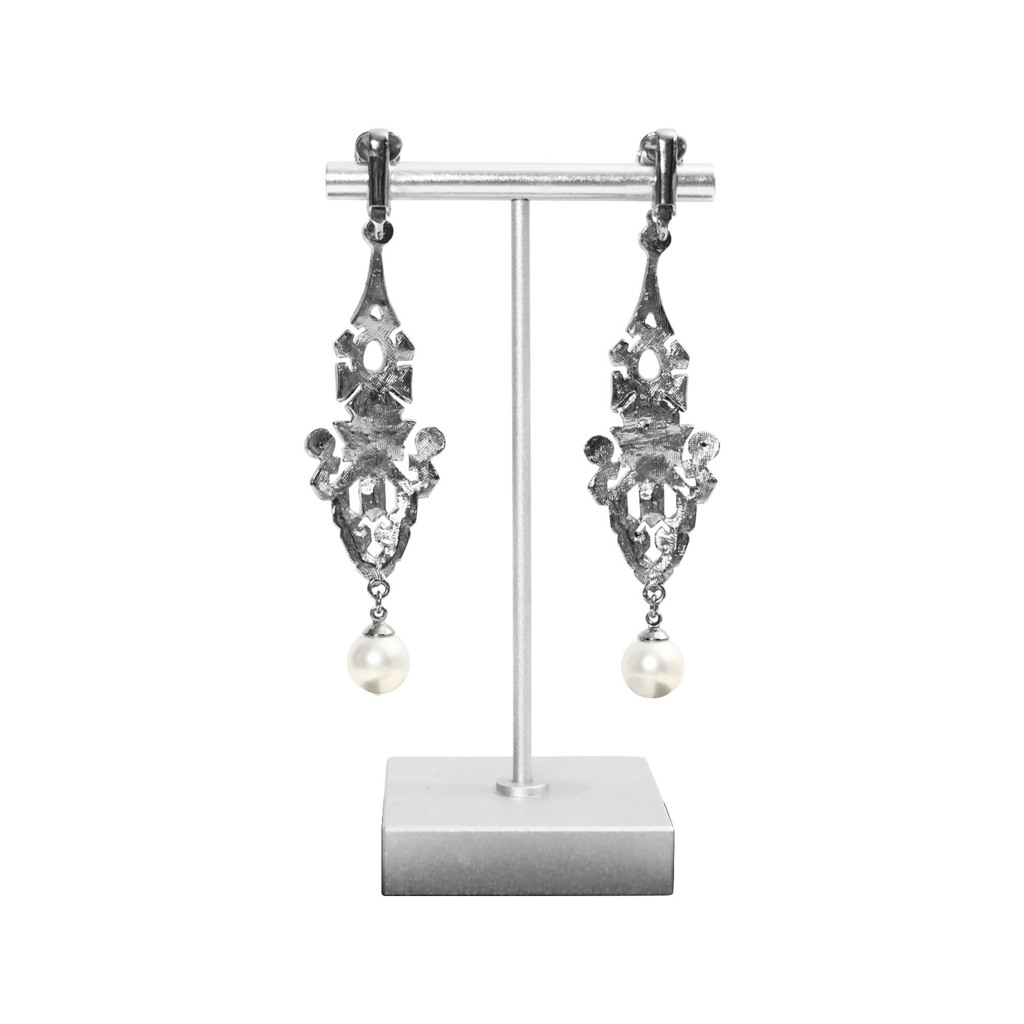 Pendientes colgantes vintage Art Decó de diamantes y perlas de imitación, años 80 en venta 4