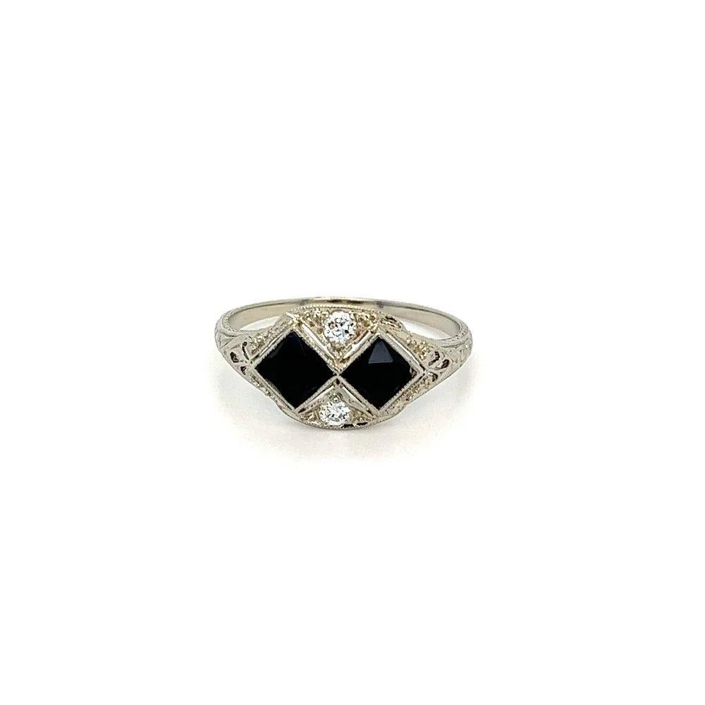 Vintage Art Deco Diamond and Onyx Engraved Gold Ring In Excellent Condition In Montreal, QC
