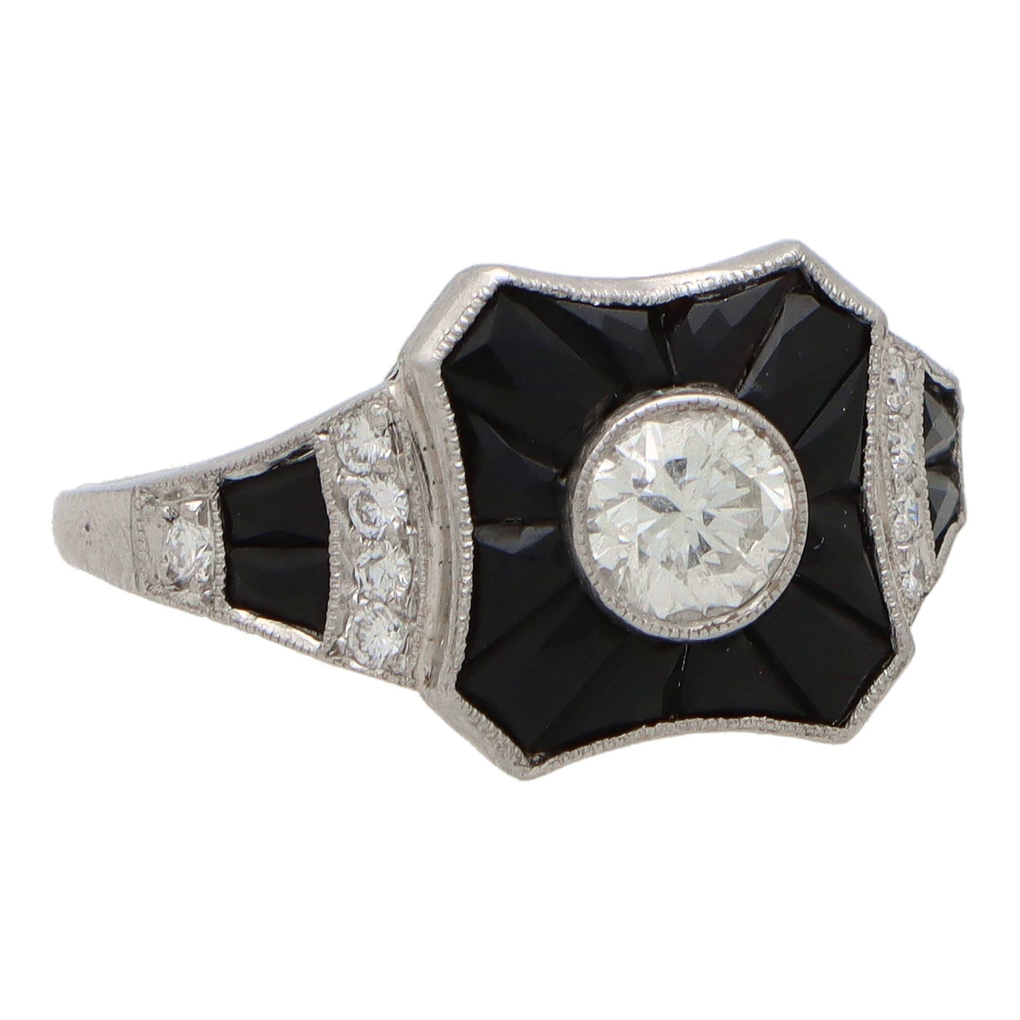 Vintage Art Deco Diamond and Onyx Target Ring Set in Platinum In Excellent Condition For Sale In London, GB