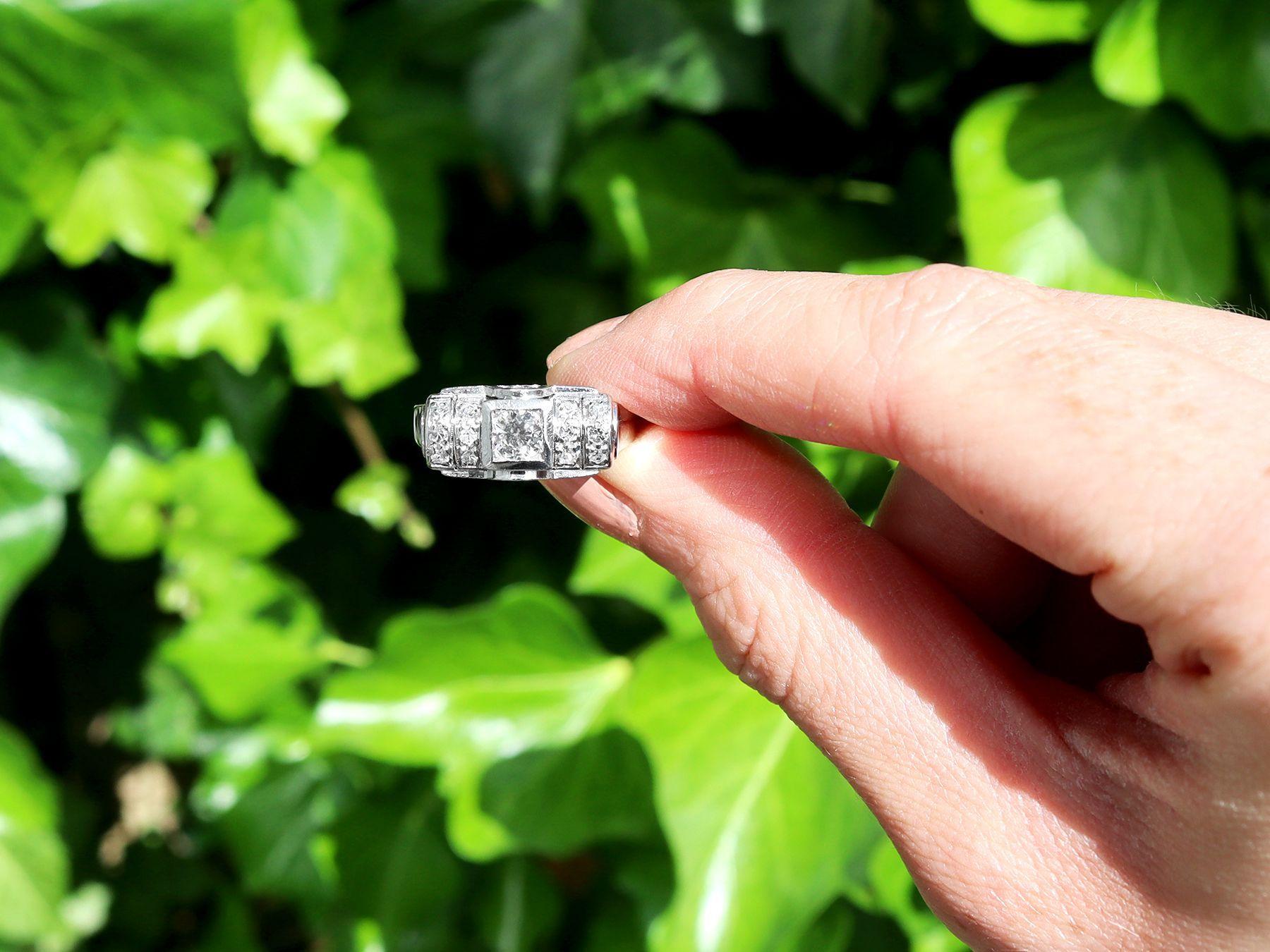 Ein feiner und beeindruckender Vintage-Ring mit 0,50 Karat Diamanten und Platin im Art-Deco-Stil; Teil unseres vielfältigen Angebots an Art-Deco-Schmuck.

Dieser beeindruckende Art-Déco-Diamantring ist aus Platin gefertigt.

Die konvexe,